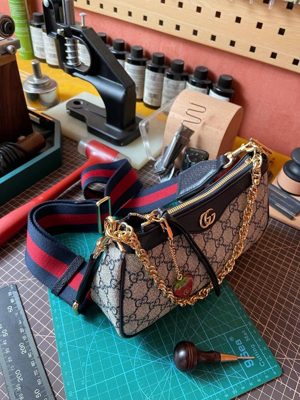 🔘gg ophidia系列小号手袋 草莓圣诞款（天花板级别） 无论你是怎么样的妹纸，想必都有一短小小的时光，总是想被草莓的东西包围着吧！ 今年圣诞款是甜蜜的风格，草莓的色调已经疯狂流行起来了。正厂意大利marbella pellami进口皮，佛罗伦萨顶级的制皮工艺，行业标杆业界翘楚领头四大门派，拿手的猪皮纹有各式各样的软度，所以有些时候真的要好好对皮跟颜色，好皮不是天天有，配上同等做工，打造唯美的气质，优秀得很勒。🤩🎀 尺寸：25x15x6cm 🔍款号：735132