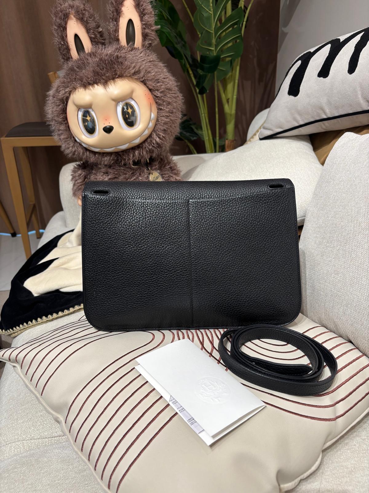 Hermes Halzan 31 Stamp C 黑色牛皮金扣 100%Authentic, 98%New ✅專門店收據✅Dust bag ✅Box