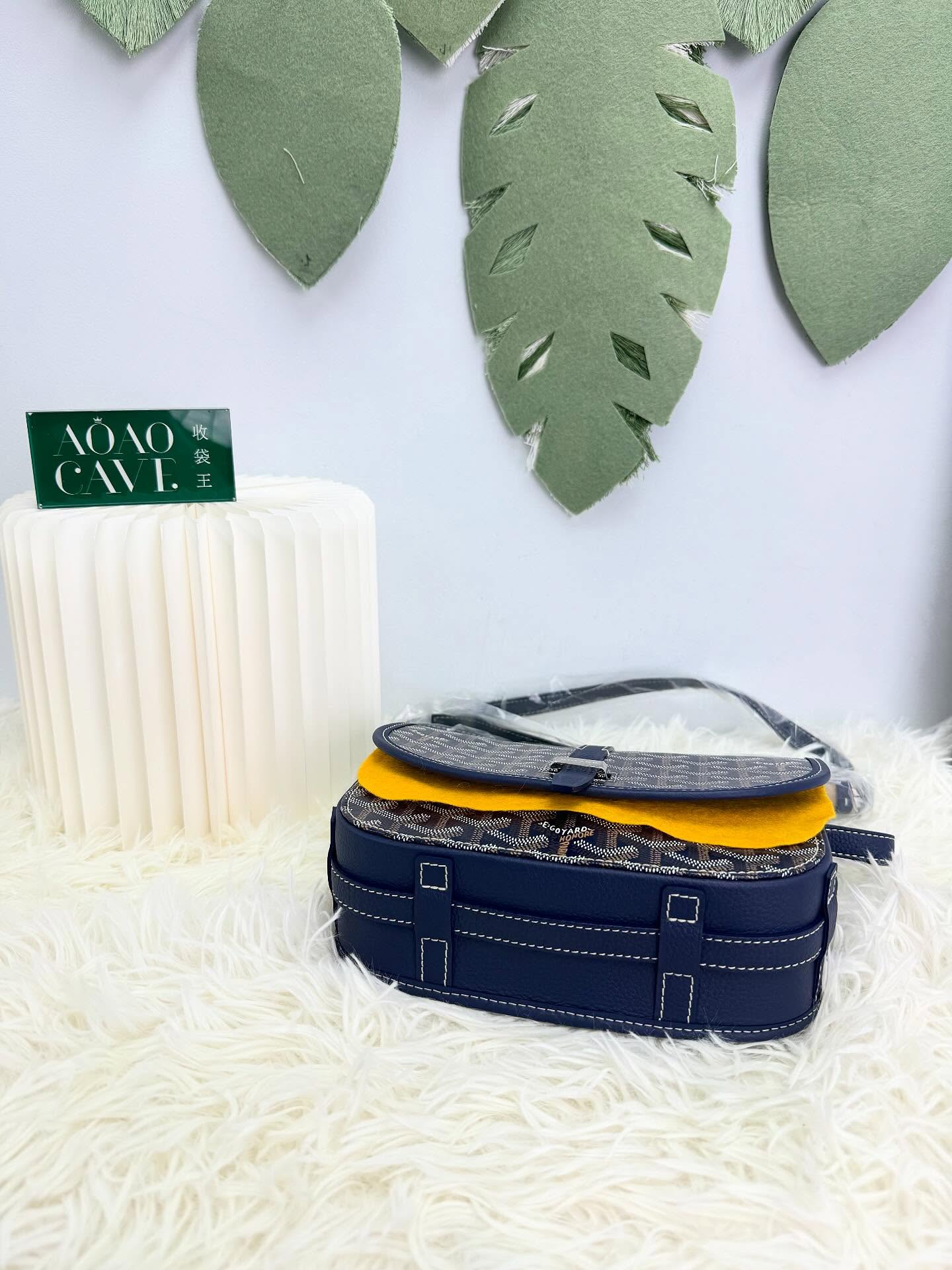 💛全新！💙深藍色PM size 郵差包 專門店單 全套🛍️