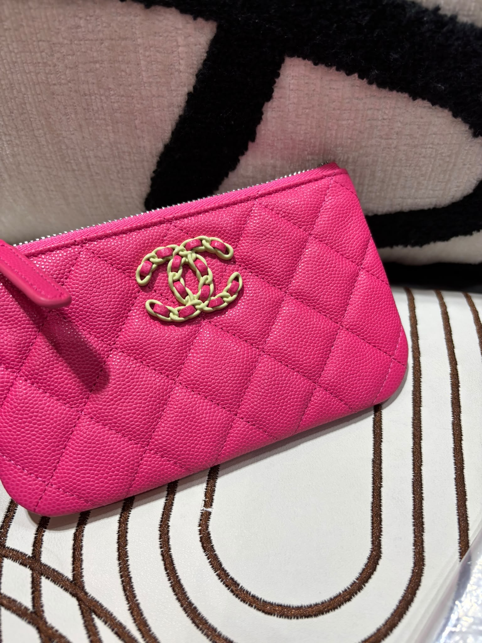 未使用品 Chanel 19 Mini Zip pouch 荔枝牛皮 100%Authentic,未使用unused ✅晶片貼✅塵袋