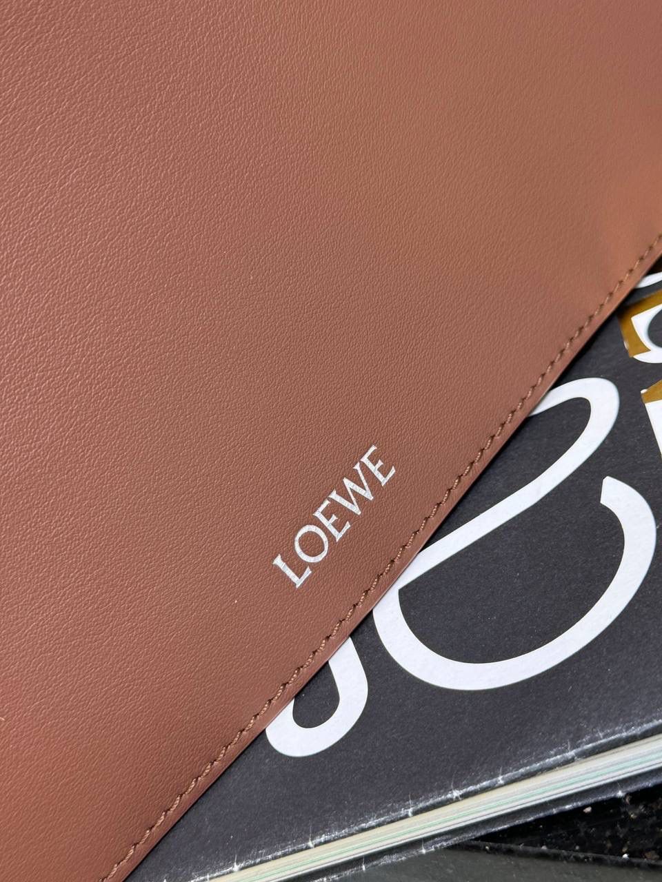 【全皮布朗尼色】 𝙇𝙤𝙚𝙬𝙚 𝙁𝙡𝙖𝙢𝙚𝙣𝙘𝙤 𝙎𝙖𝙩𝙘𝙝𝙚𝙡 福袋款邮差包 ➕刺绣🅾️字母宽肩带 编码：062404 尺寸：𝟑𝟒-𝟏𝟐-𝟐𝟒𝐜𝐦 新款以经典福袋收缩打结为元素，采用内部麂皮➕外部进口小牛皮➕刺绣字母宽肩带的精致搭配打造全新升级款邮差包🅰️，可斜挎、肩背和手提，超大容量满足日常所需🎈