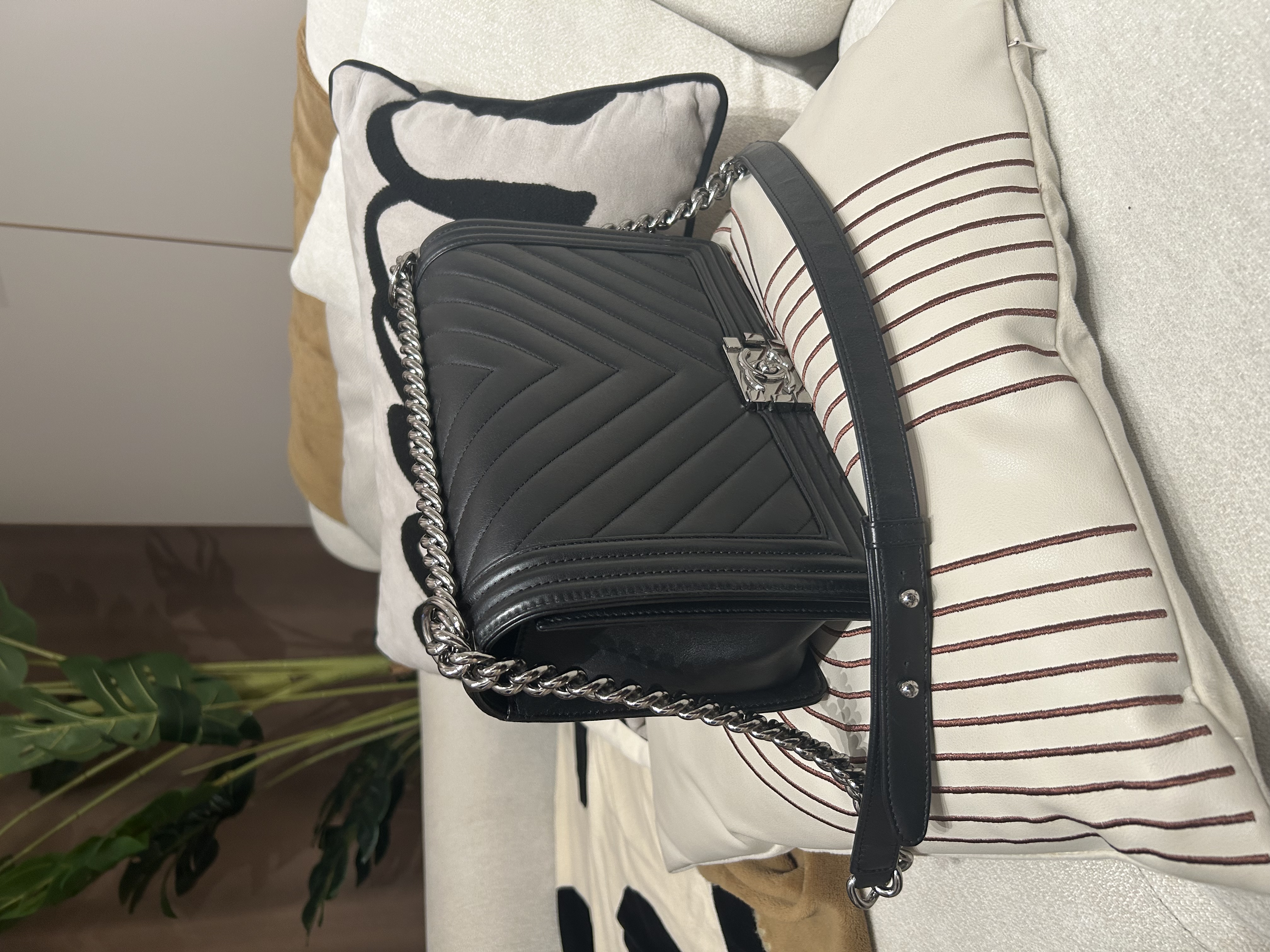 Chanel boy Chanel 28cm黑色牛皮銀扣  100%Authentic ,95%new ✅26CARD✅塵袋✅盒 