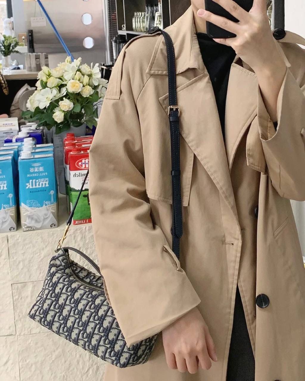 🈶老花蓝中号（配肩带） 𝗗𝗜𝗢𝗥 𝗡𝗼𝗺𝗮𝗱手提包/饭盒包🍱 又一重磅推荐了！近几年的饭盒包大火！ 各个品牌都有推出过，简直谁用谁可爱啊 复古老花帆布材质，随意揉捏不变形 日常通勤，出差当化妆包也是非常可以 我更爱它的金属插扣太高级，绝杀细节控 22×13×9.5cm #6801m