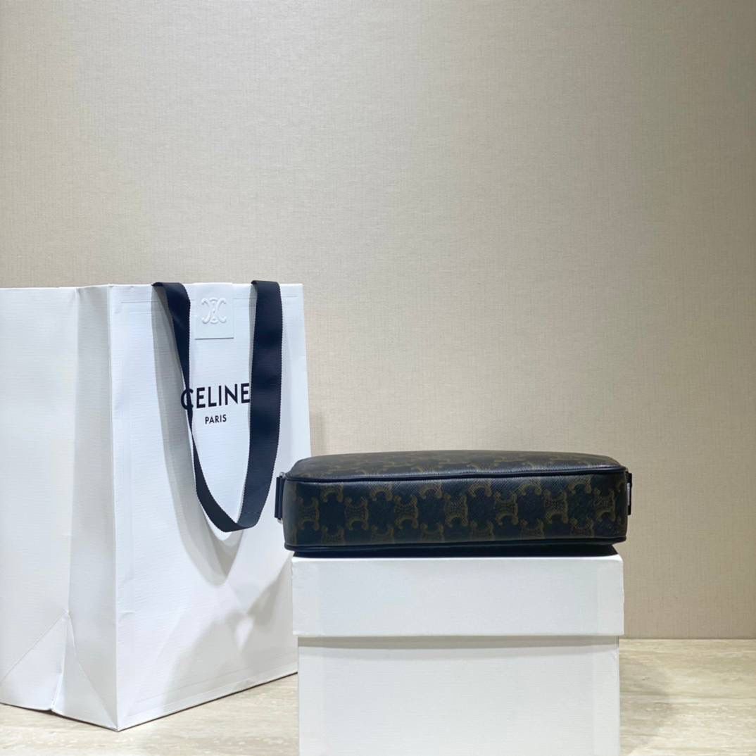 🔥大货实拍图 𝗖𝗘𝗟𝗜𝗡𝗘♥标志印花邮差包 不可否认Hedi的确做男款是很厉害的，这个老花相机包既实用又很好凹造型，绝对的好物推荐！型号：197202 尺寸：23*14.5*4cm