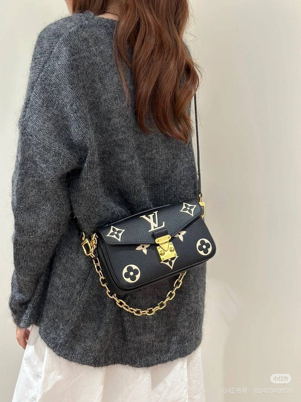 L*V 新款Metis East West系列全皮邮差包！👜✨ 这一届新款的黑马，终于理解它为什么难买了~迷你小巧的造型，经典复古风情浓浓！一见钟情的小王炸，包身保留经典的邮差包造型，通体压纹牛皮，增添更多的复古时髦感，百搭显气质的小邮差包，搭配大衣巨显得气质～神仙尺寸，神仙颜值，不仅精致时尚，可以通勤可以休闲！ 小邮差我真的会为它动容！ 尺寸：21.5/13.5/6cm M46596 黑色丝印 M46595 黑色压花