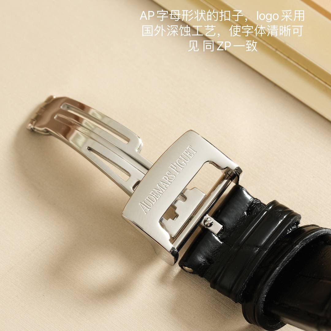 全网女神看过来😍😍这款爱彼女表才是最具有性价比的… 爱彼皇家橡树系列型号67601石英腕表，皇家橡树系列独有的八角形外观还拥有爱彼独特的设计风格也将女士优雅风格融入其中，深受女明星们的爱戴，表带澳洲湾鳄鱼皮，即使只有33毫米的小尺寸，也将爱彼独有的纯净美感与刚毅线条展现的淋漓尽致💝💖💘而镶满钻石的表圈也为佩戴的女士增添了更多的柔美。（32颗明亮式切割美钻，总重约0.65克拉）巴蒂镶嵌一枚半透明凸面蓝宝石，搭载瑞士进口石英机芯，拥有实用的日历显示功能，女士们佩戴起来不会显得沉重 ，配专柜最新全套包装发货！这种货一般数量不是很多哦