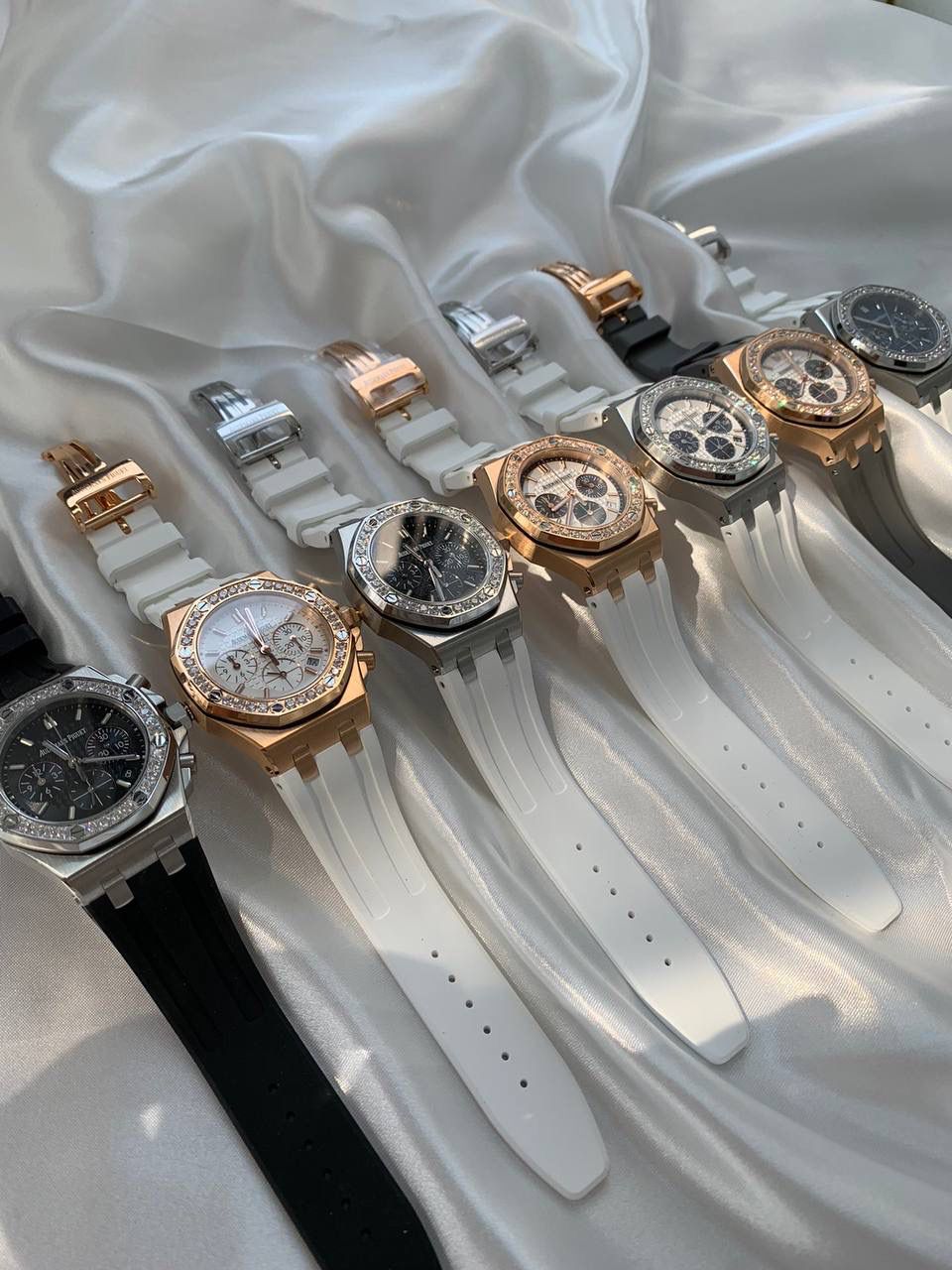 爱彼女款、小红书爆款，喜欢大表盘的女生、必备款，表盘37MM、蓝宝石防刮花玻璃，316精钢表壳、纯手工镶嵌32颗莫桑钻、搭配瑞士多功能石英机芯精准走时，表带采用进口橡胶工艺，佩戴舒适不过敏、折叠扣设计，佩戴便捷，数量有限，先到先得，多种色系，穿搭任选！