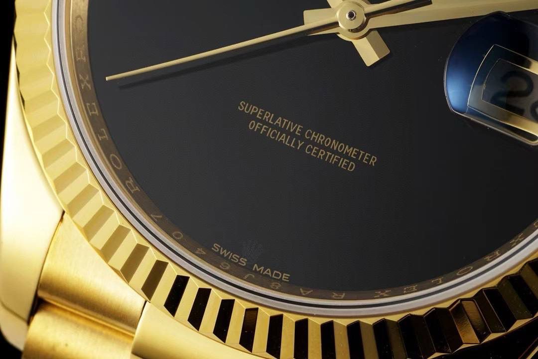 劳力士 ROLEX 星期日志型36系列 🎮EA1 1⃣️搭配2836机芯，品质稳定可靠；日志系列 36mm 2⃣️与原装一致厚度11mm：表径36mm；【修正市场其它版本不足，市场其它版本尺寸厚度不对，一眼假】 3⃣️表盘设有18ct金，镶钻石，6及9点钟位置镶方形钻石；🎮 4⃣️ 一体成型中层表壳，旋入式底盖及上链表冠； 5⃣️顶级做工，每条表带与表耳完美契合，给予手腕最高的舒适度； 每个极致的细节都是工厂匠心开发的诚意！！🎮S1精致推荐男士机械腕表