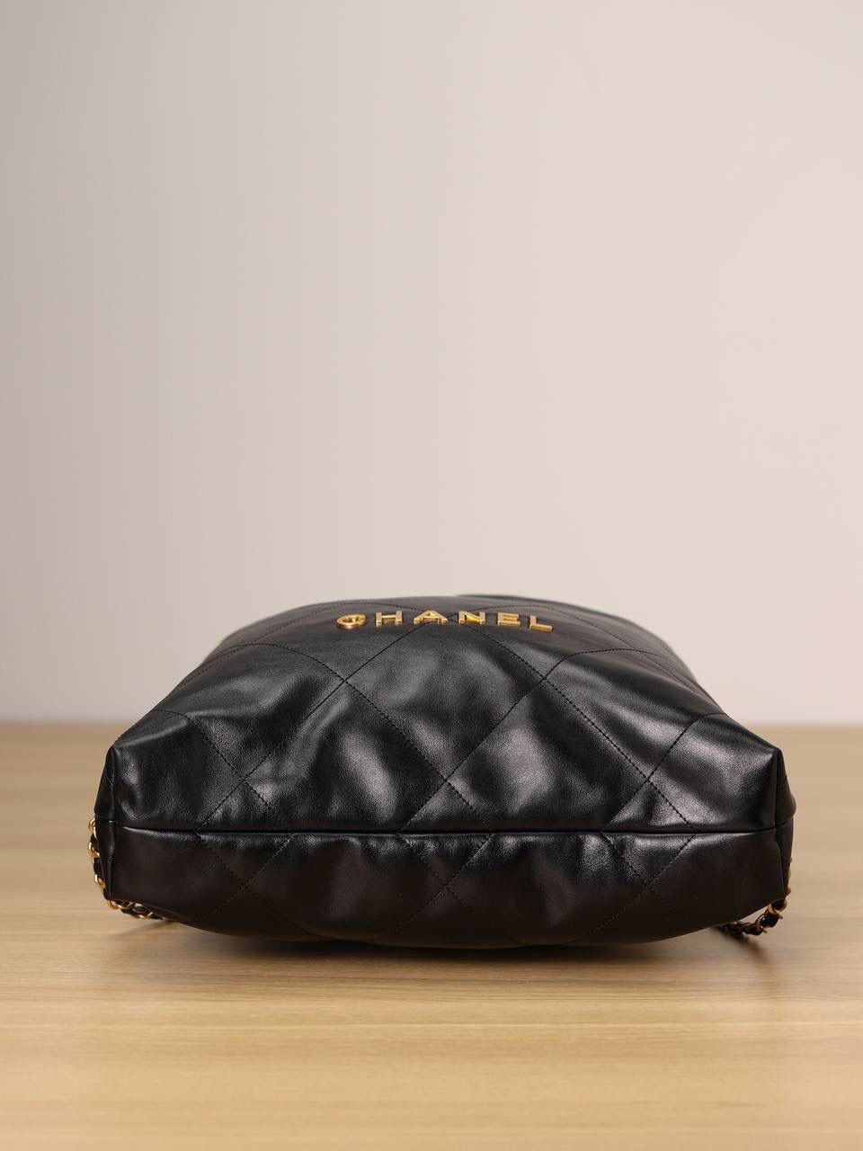 CHANEL香奈儿 22SS春夏系列 22Bag链条双肩包 🎒❤️‍🩹 独家渠道货 独家欧洲原厂皮组装ZP尾单货 杨幂、权志龙同款 爆款 ‼️ 原厂亮面牛皮 黑色搭配金色做旧五金 真的太好看了 尺寸：42*36*8cm