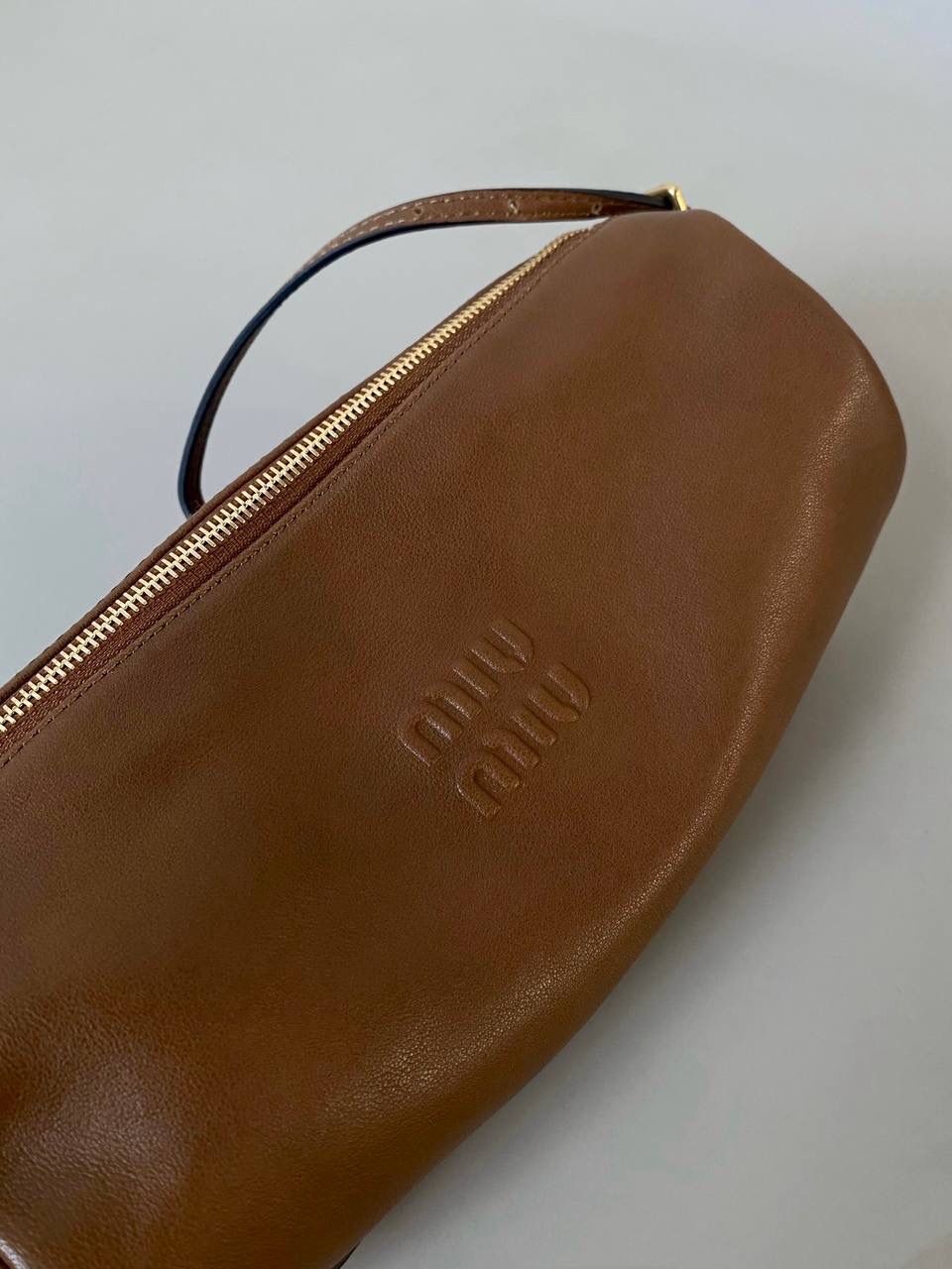 🈶焦糖色 𝗠𝗶𝘂𝗠𝗶𝘂迷你小圆筒 小小一只，太可爱了啦！ 头层Nappa(纳帕)羊皮用料 柔软细腻有光泽，透出高级的质感 整个包都好软糯手感超治愈的！！ 自重非常非常轻！日常还能装不少 肩带长度可以调，冬天大衣能轻松驾驭 小包闭眼冲就是了，四季可用 21.5×9×9cm #F0055m