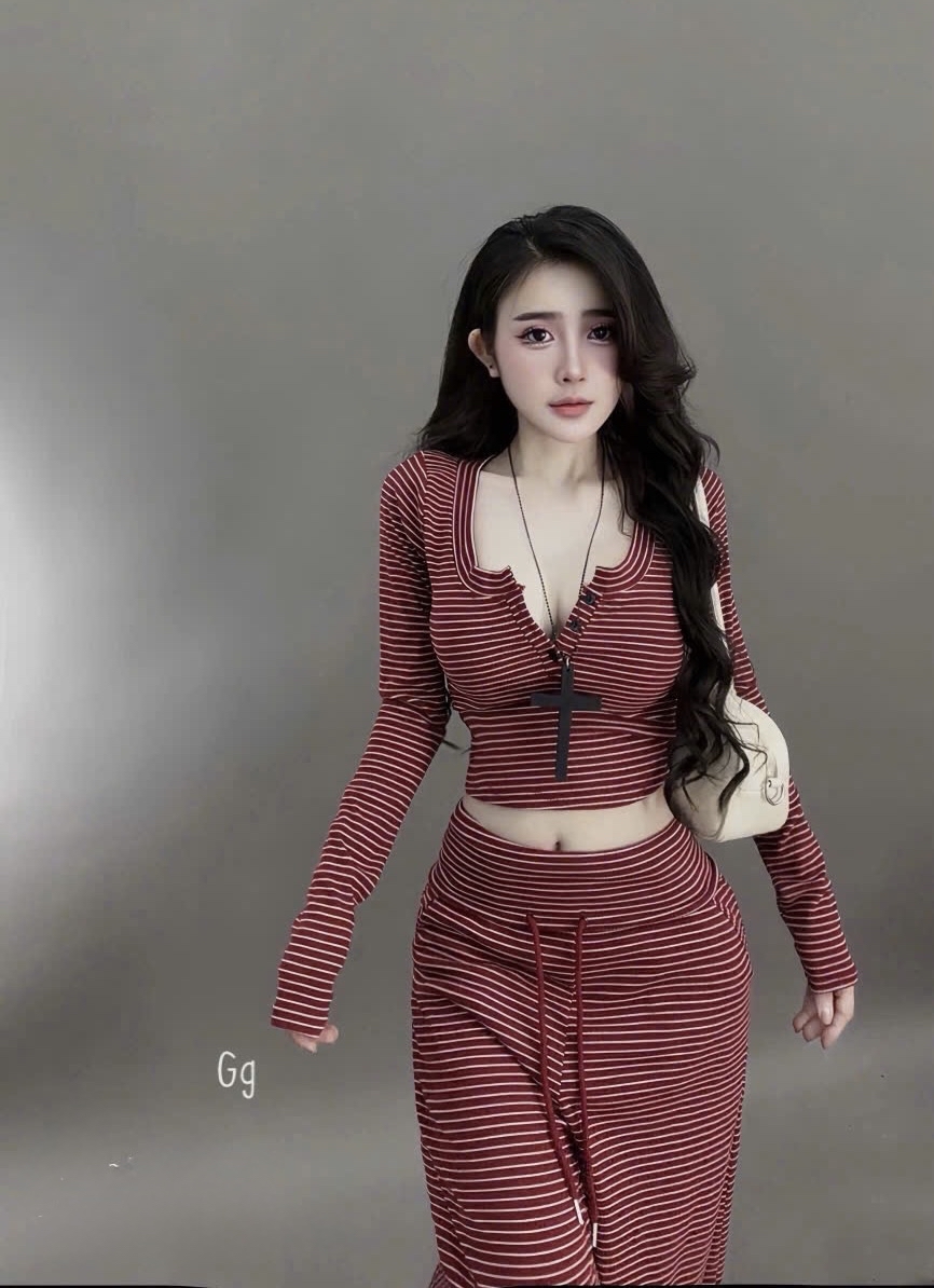 條紋露臍上衣和褲子套裝