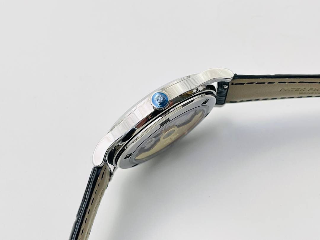 经典再续 百达翡丽古典表系列——5296-001．铂金V4升级版🤩😍细节方面： 1⃣️全新904L打造整体壳套，完善表壳细节，提升打磨质量，独家还原出正品的完美比例和特有质感。日历窗口改大小与正品一致，而非普通正常窗口！ 2⃣️刻度，指针采用最新的贵金属电镀技术加持，效果更佳出彩！ 3⃣️“锅盖型”微凸蓝宝表镜，版型与正品一致，效果通透，辨时清晰。 4⃣️【引领一体机时代】采用定制版Cal.9015改324机芯，超薄稳定性强！ 5⃣️【表带】经典意大利小牛皮表带，纹路清晰，质感上乘。针式表扣打磨齐整光亮，通用原装无压力。