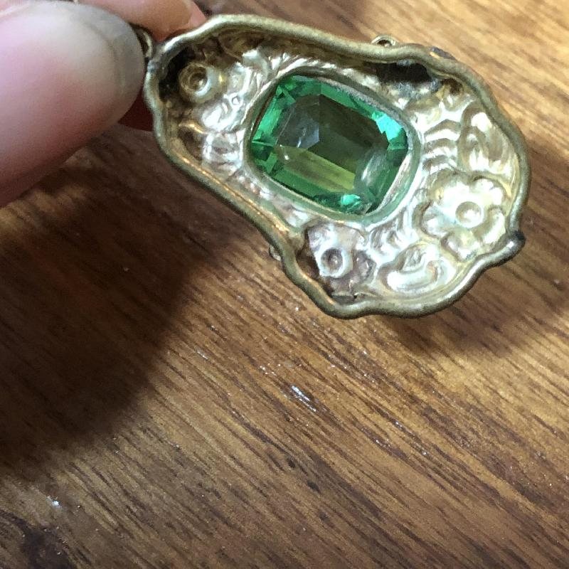 Chipped - Early to Mid-Century Czechoslovakia Faceted Green Peridot Glass Foliage Frame Pendant (MZ108)