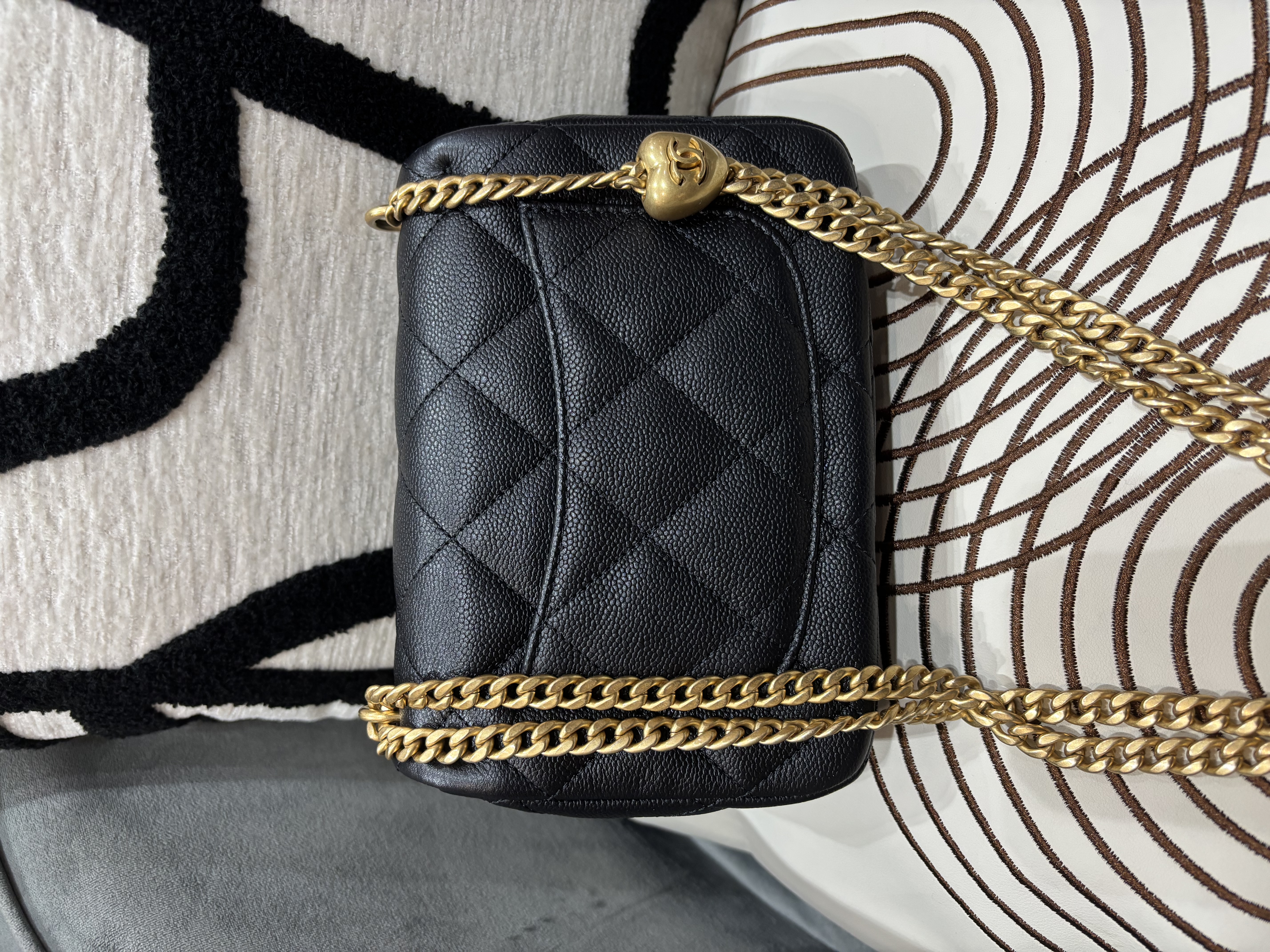 未使用品 Chanel flap bag 黑色魚子醬牛皮心心金球 心形調子求方胖子100%Authentic, Unused未使用品 ✅晶片✅收據✅Dust bag✅Box