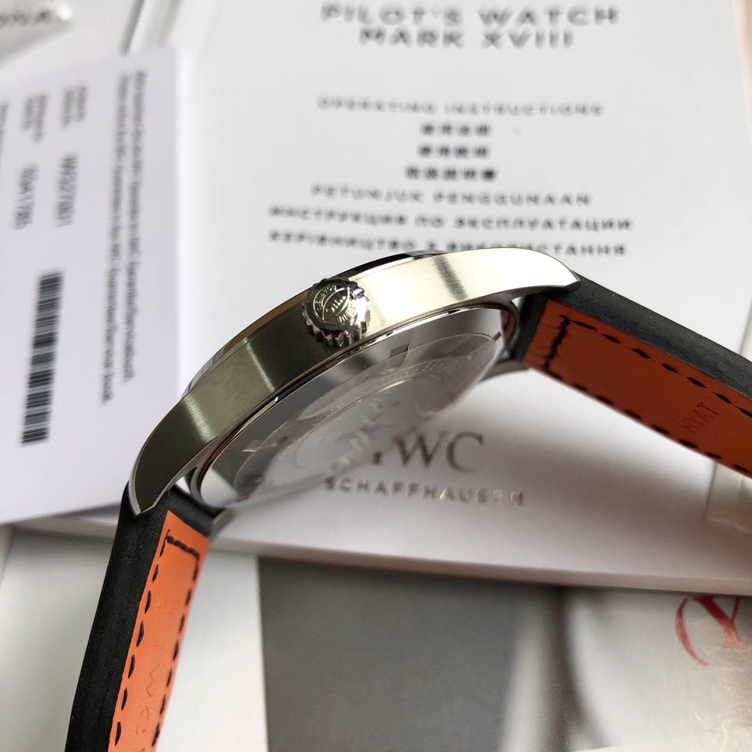硬货首发，市场独家！IW327001，316L精钢材质，非凡工艺，让小厂知难而退！万国飞行员马克十八传承腕表，采用原装瑞士ETA王牌机芯w-300,40mm表径，全数字刻度超强夜光，双面防反光凸状蓝宝石玻璃表镜。独家渠道进口意大利SANTONI牛皮，一条牛皮成本相当于市场一般牛皮的几倍，在很多细节的把控上都已达到行业顶级，且多项可为标杆，整表细节一丝不苟。 原装价格3W余，一般人均可轻松驾驭，此款万国飞行员腕表视为万国经典款型，任何场景着装均适合佩戴，可谓百搭神器。全套包装出货