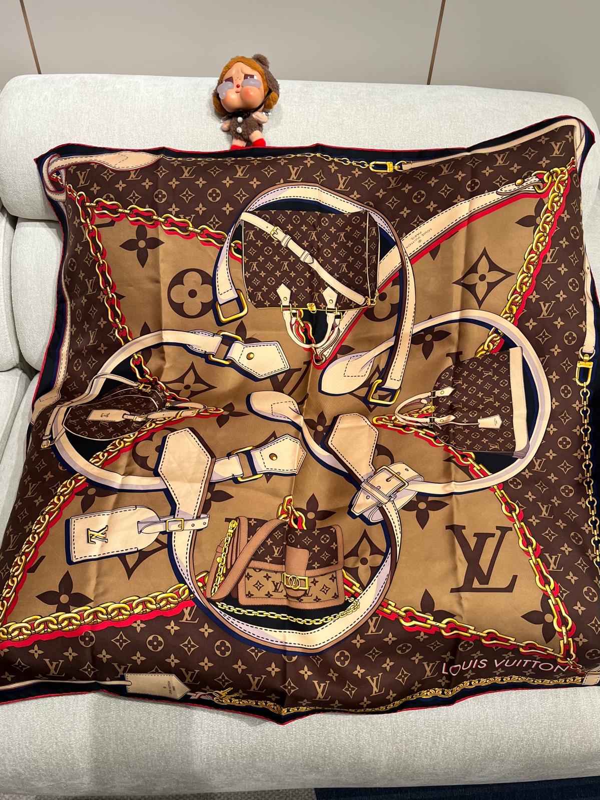 LV scarf Tribute To Square M76202,100%Silk,100%Authentic, 98%new ✅Box