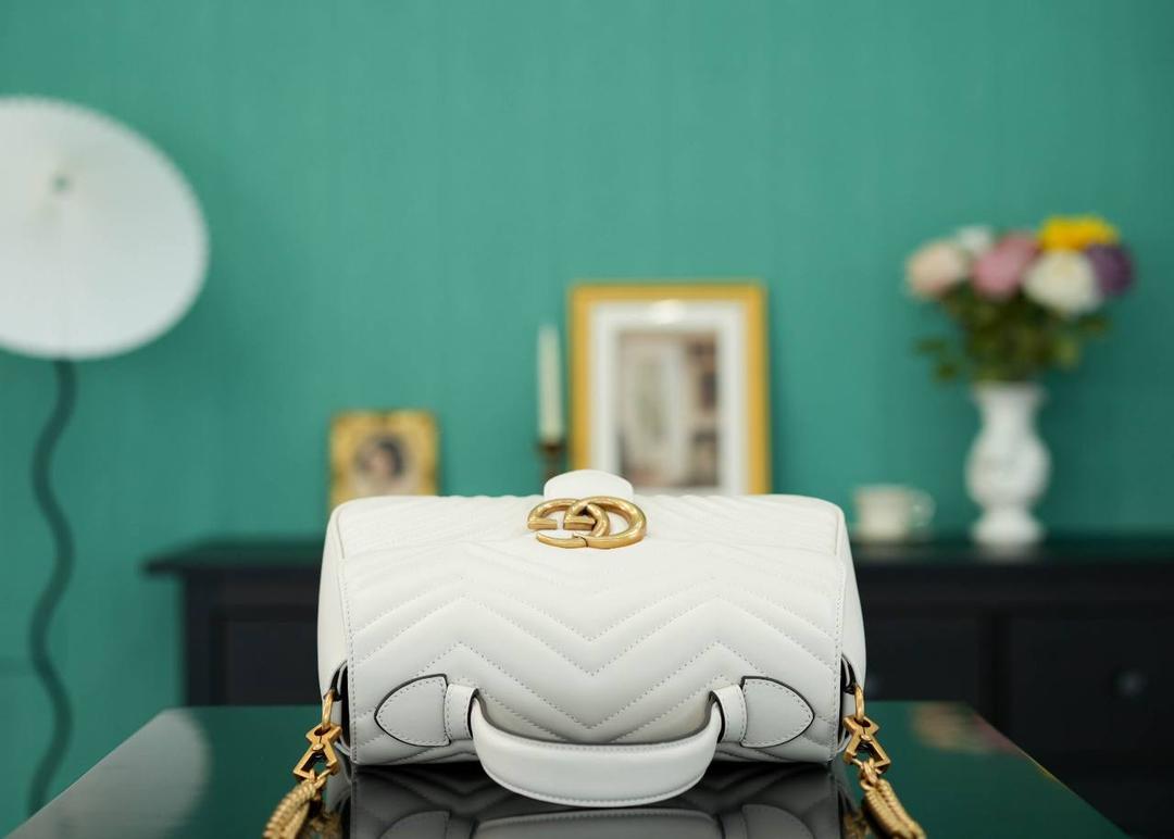 👜🔥Marmont系列绗缝手提包邮差包 白色 27cm （原厂皮 全铜五金） 正品售价,500 独家原厂皮发售 限量级别 意大利原材料开发，这个大小简直是最完美的尺寸，什么随身携带的东西都可以轻松收纳，能手拎也可以单肩斜挎，自重轻，超级百搭不挑人~白色温柔大气，好看极了！！！ 官方款号 498110 尺寸大号：27x19x10.5cm 小号：21x15x8cm