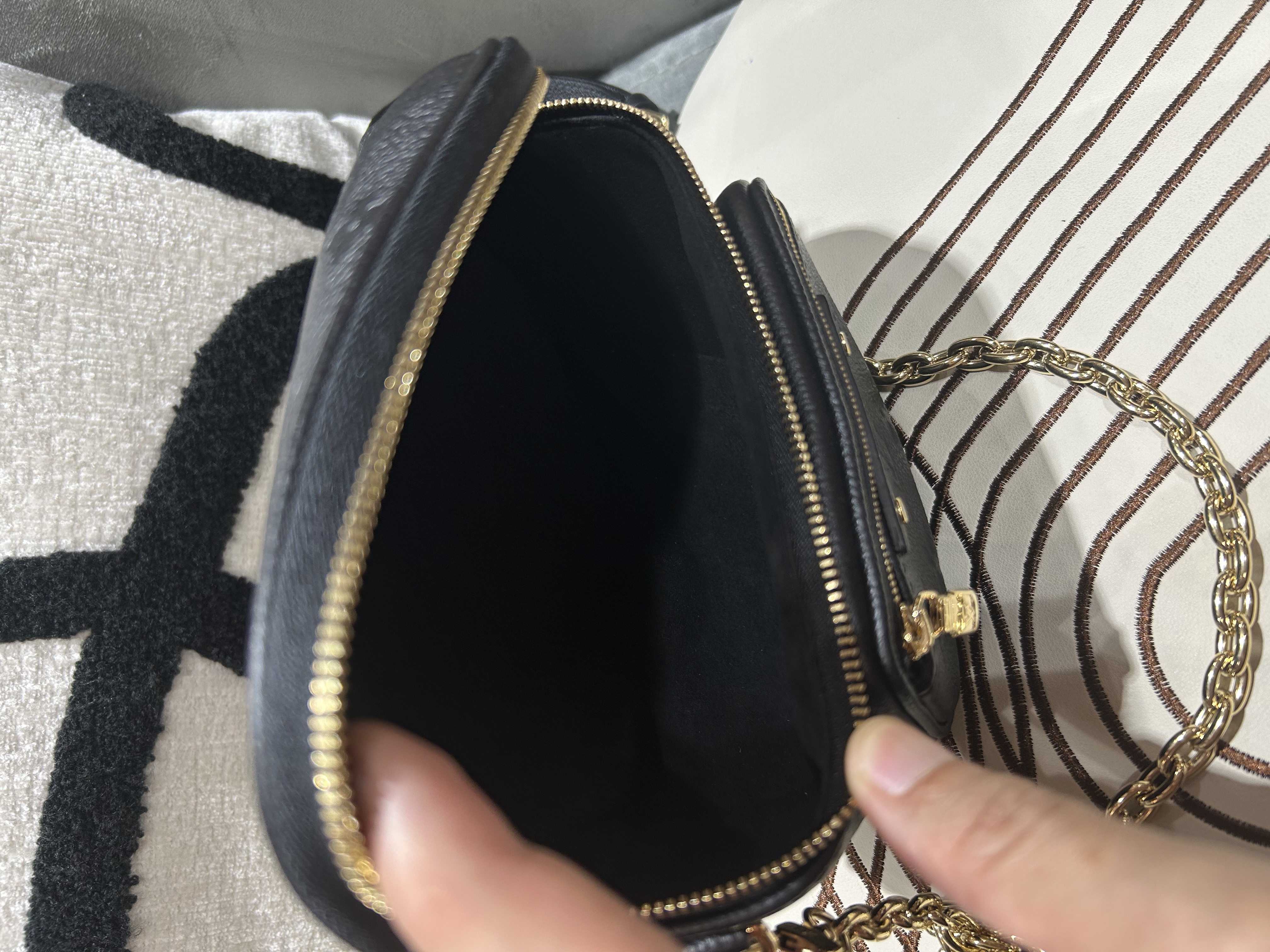 Lv Mini Bumbag Shoulder Bag 黑色M46917 Black Calfskin Monogram Empreinte 100%Authentic 99%new✅ dust bag  