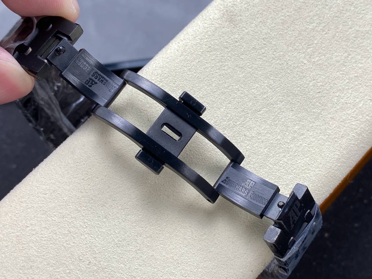 🚀AP爱彼 皇家橡树26591IP系列男士腕表，两针半 震撼上线：后盖升级透底，采用2953升级版机芯， 成就钢表巅峰—— 实力演绎 卫冕“钢”王！【5大精妙之处】 1.正品拆解开模，尺寸为42×11.3毫米与正品一致！ 2.完美还原正品表壳的每一处细节，尽显正品“棱角分明 坚毅果敢”的阳刚气质。 3.钢带的做工无可挑剔，比市面上任何钢带表做工均要更上一层楼，钢带头粒和表头衔接的“缓冲带”的松紧程度与正品一模一样，(可选配钢带款，胶带款) 4.爱彼2953升级版机芯，稳定，优秀，更真实。 5.表盘的“饼干纹理”立体饱满 搭配白金荧光时标和Royal Oak皇家橡树指针，体验精妙 感受不同！必属精品