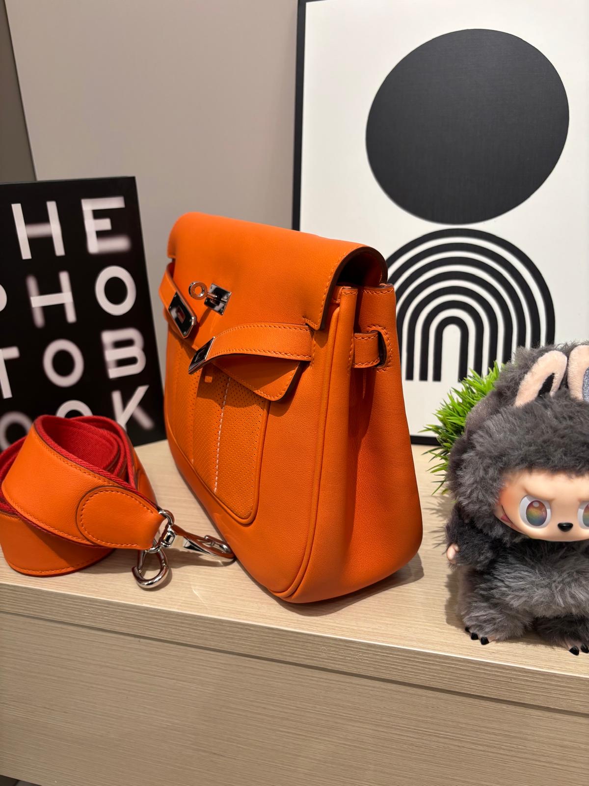 Hermes berline 28,calfskin 100%Authentic ,98%new ✅dust bag✅strap  