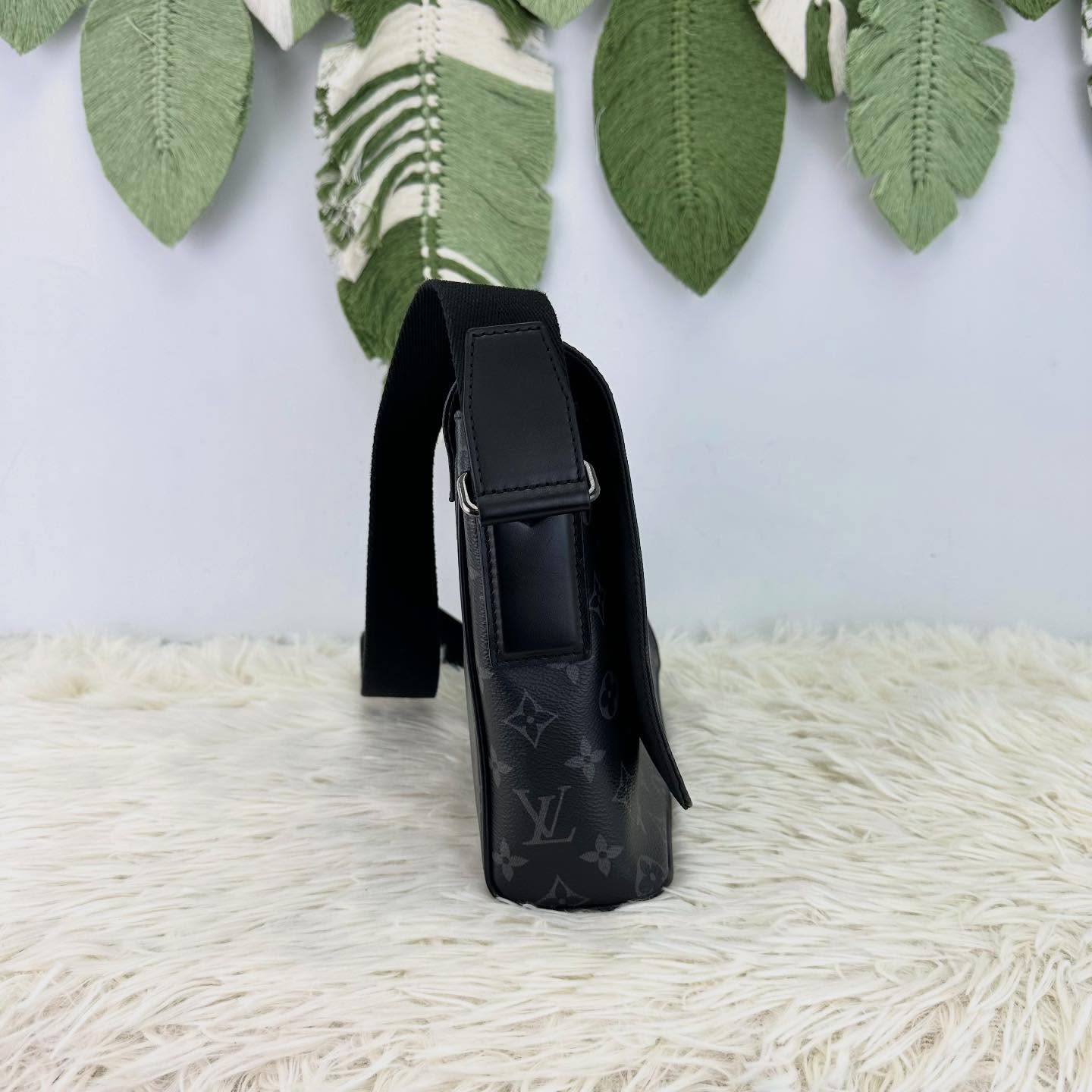 LV🤍PRE OWNED District 黑色老花郵差包 PM Size 晶片款🖤 