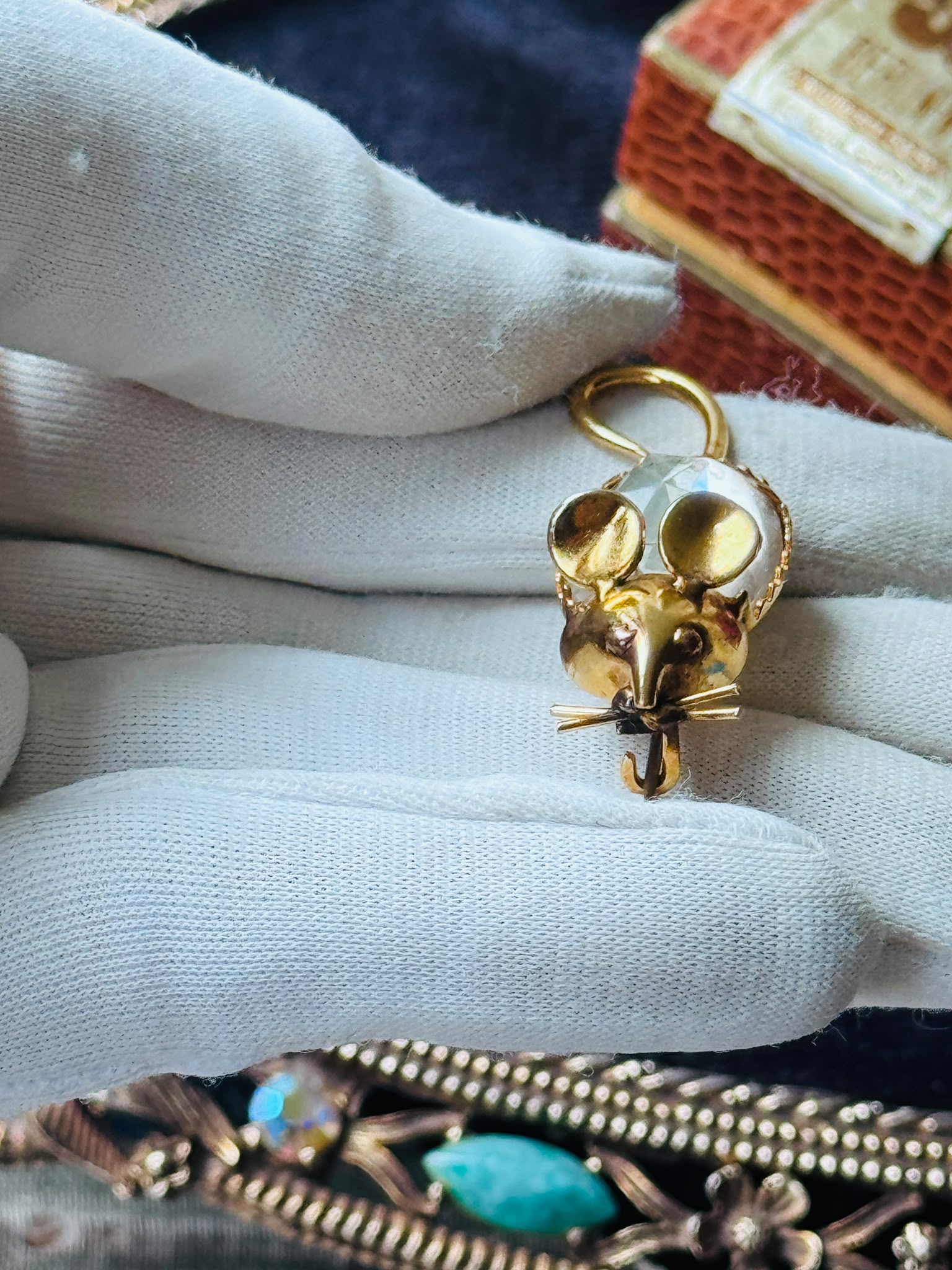 Vintage Mid-Century Faceted Glass Mouse Brooch from Europe（NZ119）