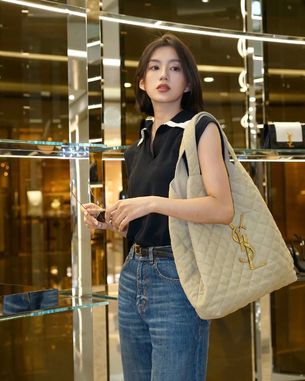 销量王🔥 ys1 Icare bag超大tote绒面奶油白 超级爆款出新色啦 它没有像普通款式那样直接用白色 而是用的奶黄色的奶油白 而且！换了绒面的小牛皮(非羊皮) 超夸张的大logo很酷，奶油白又很嗲 这个更换很有意思～～ 我觉得它的出现真的很及时 现在女性的觉知，大女人的一面被唤醒 是时候需要这么一个大包来向世界宣判个性与独立了！