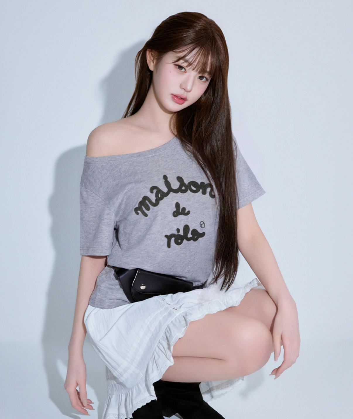 4月新款都有獨家優惠🤩 🎀Rolarola 🎀 IMAISON DE ROLA EMBROIDERY OFF shoulder T-SHIRT 原價53000won 獨家折扣優惠 size: free Grey/black /white 29/3 23:59截單