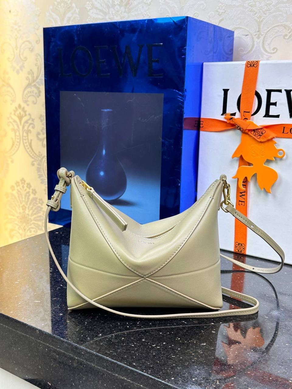 ♥️𝙋𝙪𝙯𝙯𝙡𝙚 𝙁𝙤𝙡𝙙 ——【粘土绿】 尺寸：𝟐𝟑-𝟔.𝟓-𝟏𝟓.𝟓𝐜𝐦 编码：522404 🎈经典几何为造型，以及柔软细腻的Napa牛皮，升级为可完全折叠的手拿包。 🎈自带一根🉑拆卸🉑调节的肩带，一包多背，多样化风格，秀场大放异彩😃日常实用性强👌 🎈配全套专柜礼盒🎁，给你满满的仪式感👀