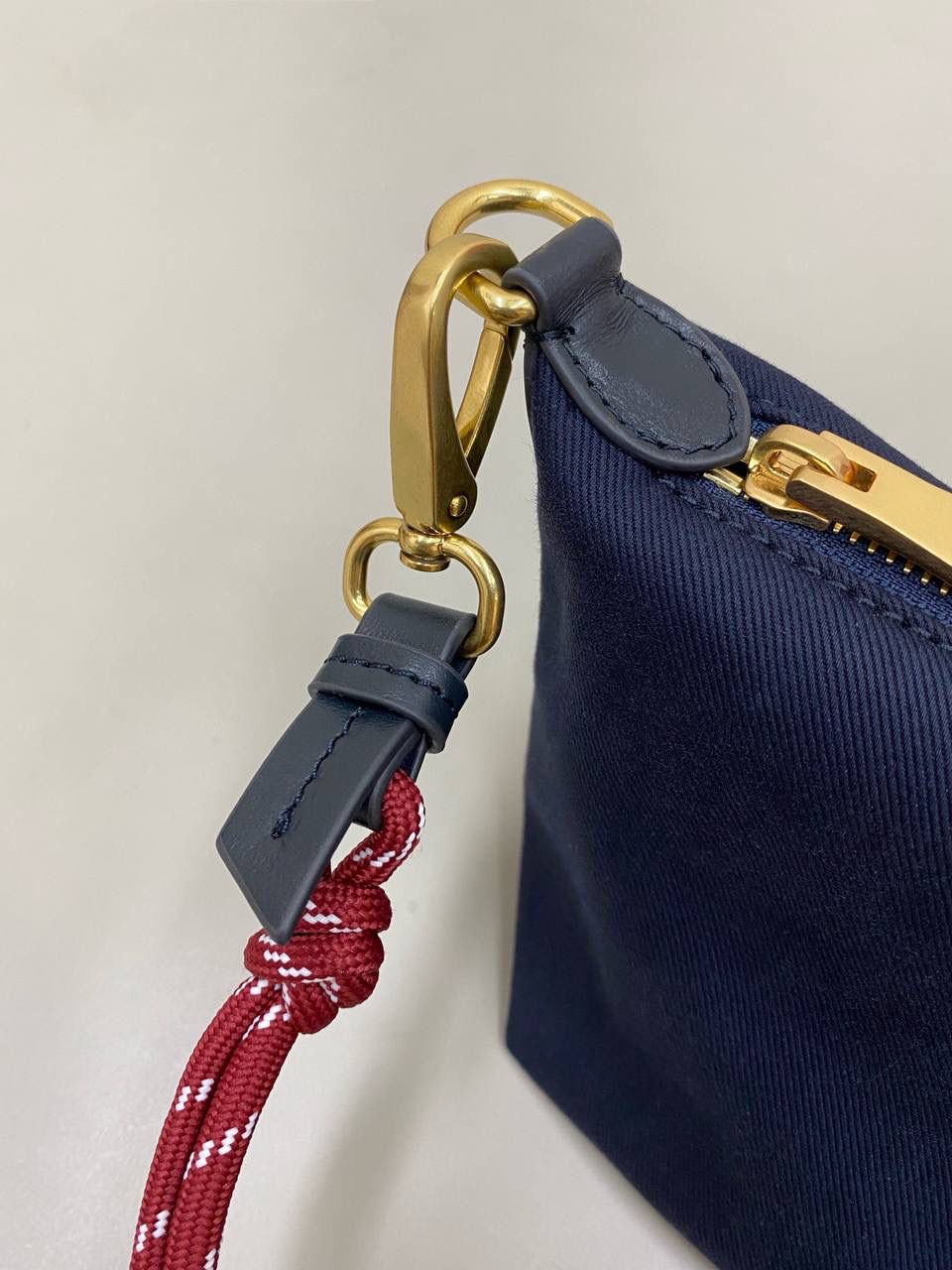 销量王🔥 𝐌𝐢𝐮𝐌𝐢𝐮饭盒包 靛蓝色 啊啊啊，好喜欢这个彩色的碰撞！ 帆布面料搭配撞色小彩绳直接封神了！！ 每个配色，简直就是锦上添花 不敢想象这个夏天背这只有多好看！ 容量就不用说了 很好装 还很耐磨 性价比也特别的高～ 时髦精必入这只好吗 绝对日常出门回头率超高的一只 抓紧冲吖！！！ 18.5×14×10cm #F0006m