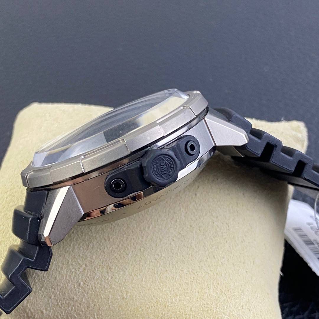 最新款上即将来袭，海洋王者不止水鬼，深海之星万国海洋时计2000自动腕表——只为男人制表！ 专为潜水员及潜水爱好者打造顶级潜水仪器，即使是对于极端的水下作业也不在话下，表壳直径46mm，以钛金属打造。腕表采用一枚造型精美的穹形蓝宝石水晶玻璃表镜，富有机械感的齿轮形表冠，黑色橡胶表带！机芯采用亚洲超级稳定的Aisa2824全自动机芯，3点简洁的日历窗口，表底深海潜水员的经典潜水头盔，一款适合生活悠闲及夏天潜水游泳的最佳选择🔥