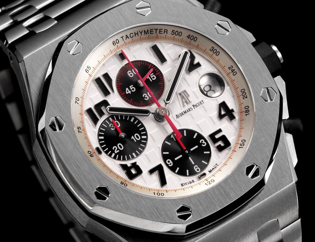 🚀皇家橡树离岸型26400/26238/26470系列正式登场！款式最全，做工最好的爱彼计时款腕表来了，有做工好的顶级货😍💯廉价的小厂货就别去考虑了！ 1，机芯采用12位小秒的定制版3126计时机芯，完美还原原版所有功能。经过精密打磨，大大加强了其稳定性。 2，其中碳纤维系列表壳采用全新碳纤维复合材料——「Carbon TPT® B.4」打造，这种高科技材料比常规 Carbon TPT® 密度提高4%，纤维硬度提升15%，树脂强度提升30%，材料结构经过各项异性优化，保持轻盈同时无比坚韧，提供迄今最强的抗冲击性能。 3，字面颜色均采用目前最先进电镀技术，非几年前的简单喷漆技术。每一个巧克力格纹装饰，通过CNC级别打磨，无限接近原版。 4，同步原版搭载微微活动头粒，胶带采用进口氟橡胶材质，皮带采用美洲鳄鱼皮材质，更加耐磨耐造。