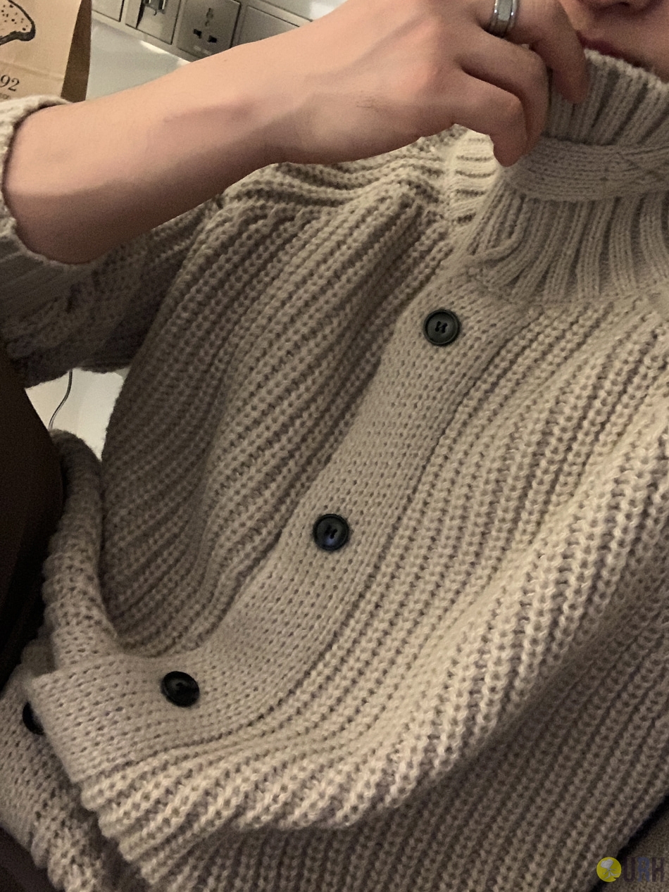 【100%保證韓國直送】簡約高領比左扣設計立體織紋針織外套 Cardigan [2 color] RL114783