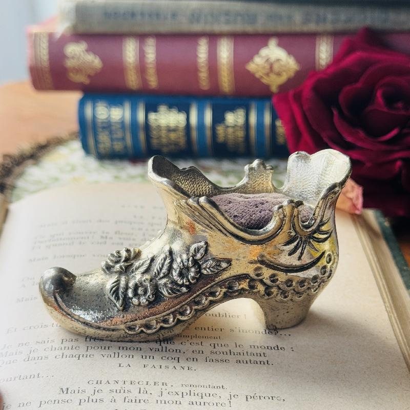 Vintage C.a. 1960-70s Elegant Solid Metal Rose Embellished Shoe Pin Cushion (MT2227)