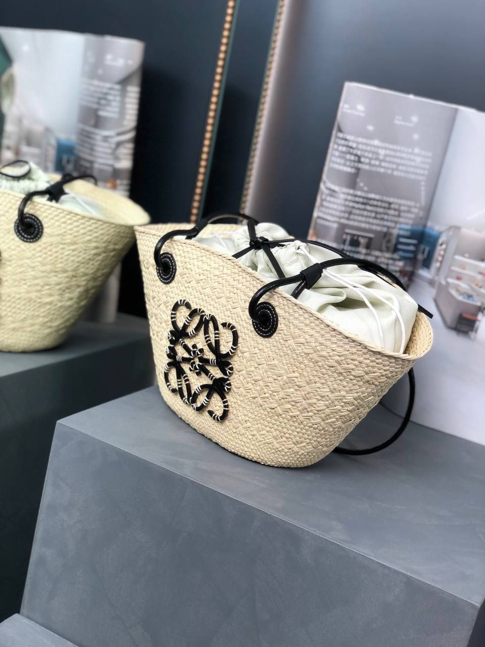 𝑨𝒏𝒂𝒈𝒓𝒂𝒎 𝑩𝒂𝒔𝒌𝒆𝒕 菜篮子🧺小号 面料：进口棕榈纤维/牛皮 颜色：原色/黑色 编码：65214285【该尺寸配防尘袋】 尺寸小号：34-13-16.5cm 尺寸中号：46-15-24cm （下单须知：‼️由于天然纤维材料特别，日照时间长短不同，颜色会略有变化，纯手工制作，每个包的尺寸也会所不同‼️） 传统篮子手袋，带有经典手工编织包身 管状牛皮带子，Anagram压纹，天然进口棕榈纤维制成，纯手工编织成型。 两个皮条装饰，无衬里（防尘袋可做内胆包）