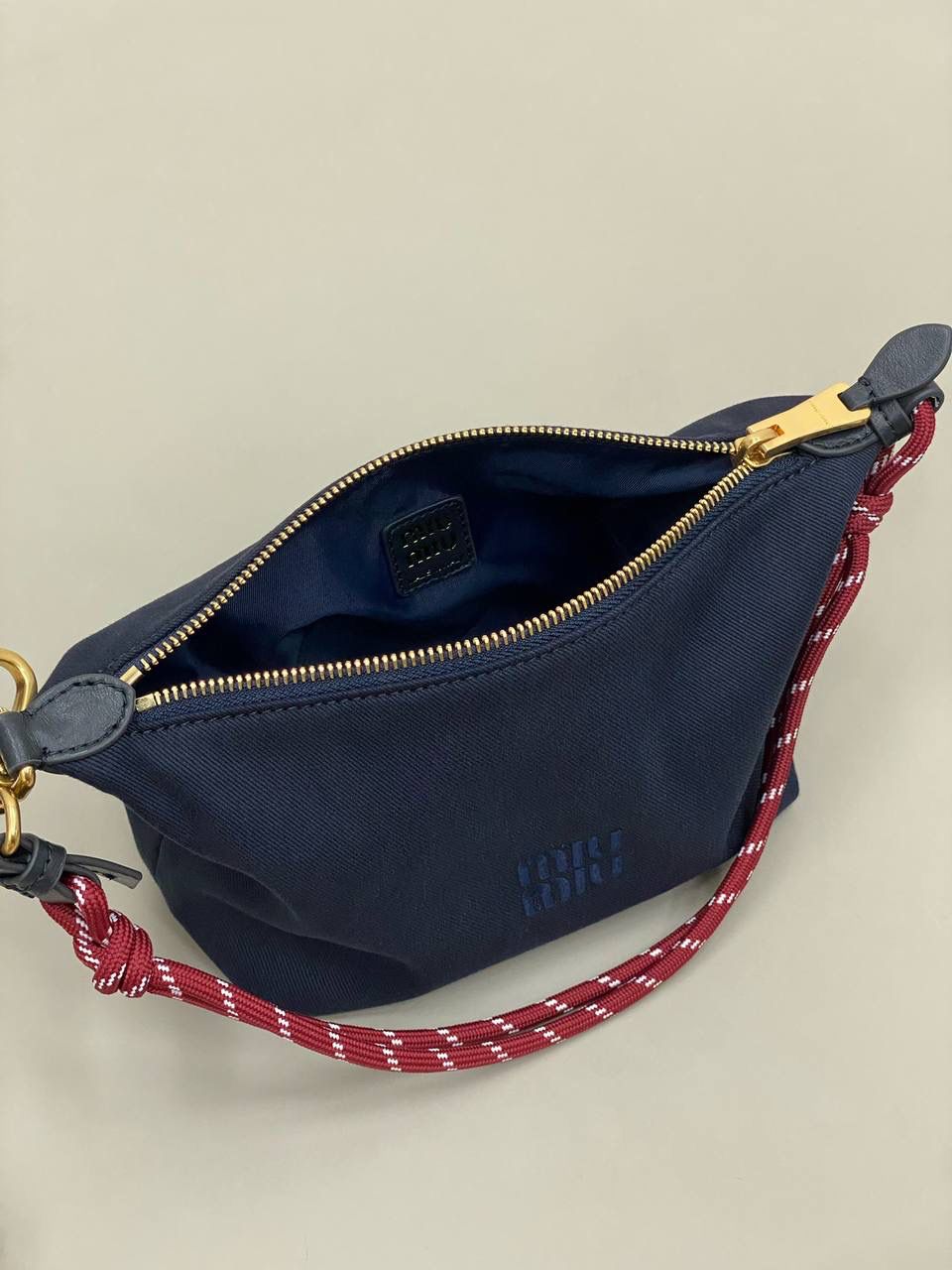 销量王🔥 𝐌𝐢𝐮𝐌𝐢𝐮饭盒包 靛蓝色 啊啊啊，好喜欢这个彩色的碰撞！ 帆布面料搭配撞色小彩绳直接封神了！！ 每个配色，简直就是锦上添花 不敢想象这个夏天背这只有多好看！ 容量就不用说了 很好装 还很耐磨 性价比也特别的高～ 时髦精必入这只好吗 绝对日常出门回头率超高的一只 抓紧冲吖！！！ 18.5×14×10cm #F0006m