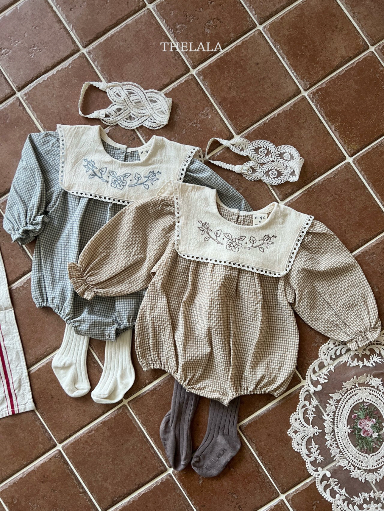 🌸預訂 韓國直送🌸🇰🇷THELALA兩色花卉刺繡方形翻領格紋長袖包屁衣