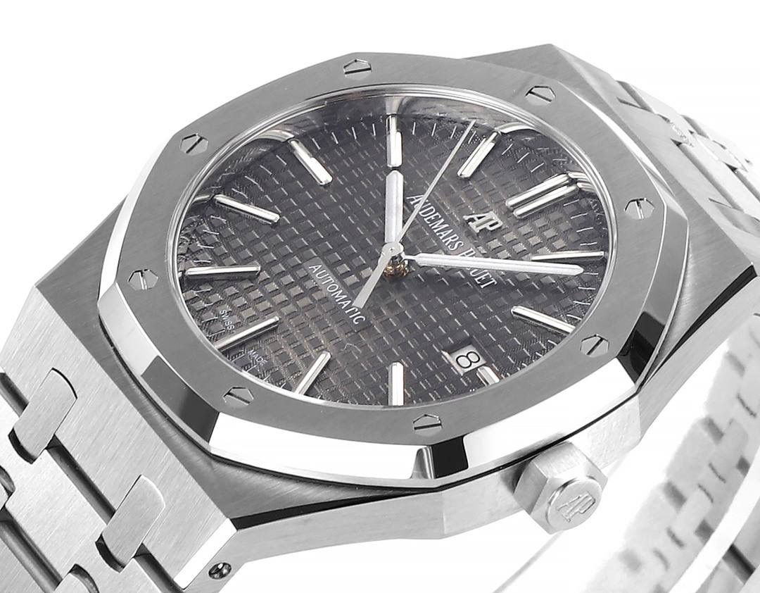 APS一体3120 最强"钢王"壳套特点 1、与原版一致:直径41毫米和厚度 9.8毫米 2、APS版的15400是市面上唯一能与原版各部件互换通用的版本，表壳所有结构位置和装配方式与原版一致 3、表壳表带细腻的拉丝且不会锋利的工艺更突显出APS一直对细节的一丝不苟 4、表带头粒连接表头处与正品一致的活动头粒设计 5、表扣的开关质感与各部位的雕刻工艺均与正品一致 6、APS版的15400兰色字面做工与颜色和正品放在一起几乎毫无色差 7、机芯方面完美复制原装3120机芯，真正的无卡度一体机芯，不再是9015加甲板