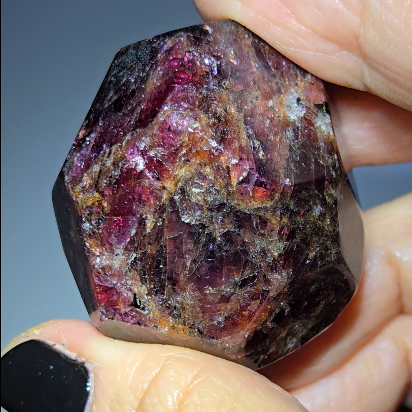 Almandine garnet with yellow garnet inclusions - GAR149