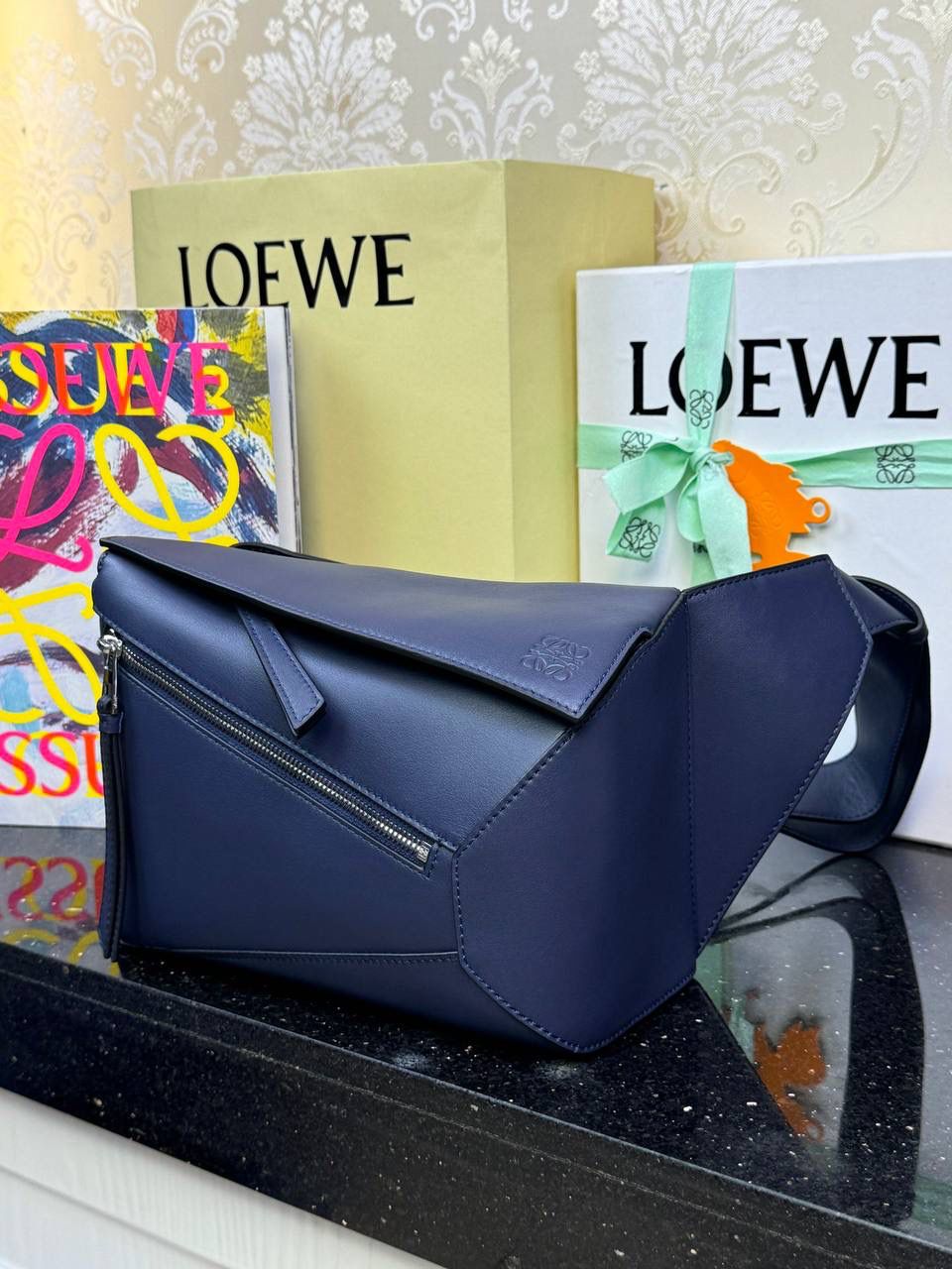 ⭐️最新升级版𝟮.𝟬-𝗣𝘂𝘇𝘇𝗹𝗲腰包⭐️ （珍珠灰到货‼️） 尺寸：𝟮𝟰-𝟭𝟬.𝟱-𝟭𝟲𝗰𝗺 款号：052343 👉🏻长方体形状和精确的切割技巧创造出Puzzle 腰包以及独特的几何线条成为 “Loe罗家”的著名代表作~ 👉🏻金属搭扣开合，刻有标志logo徽标，可调节肩带，翻盖大容量插袋和一个外部拉链口袋，🐂柔软细腻napa小牛皮，正品Ykk五金，Anagram压纹，人字纹棉麻帆布内里 👉🏻（男女♀♂同款）大小非常合适。胸包、背包、单肩、斜挎、腰包五种背法任你解锁🔒 👉🏻 （独家背景➕独家品质➕独家包装➕独家控制对版细节📦➕精致全套礼盒套装❤️） 重点：让你花最少的钱💰体验最大的仪式感❤️