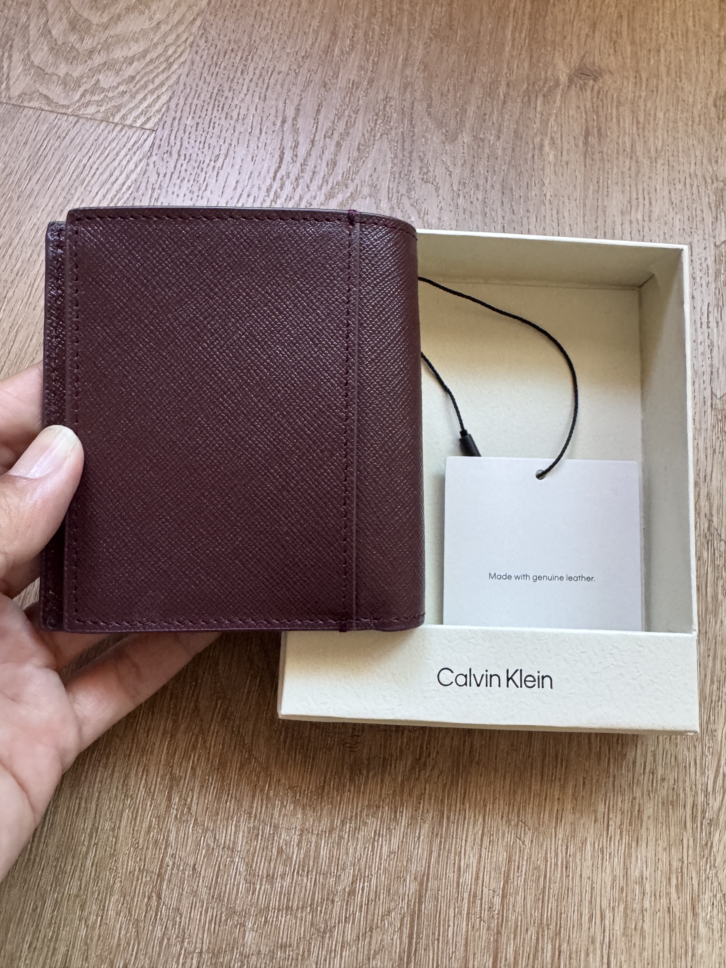 Calvin Klein 洒紅色皮銀包（香港現貨）CK2272