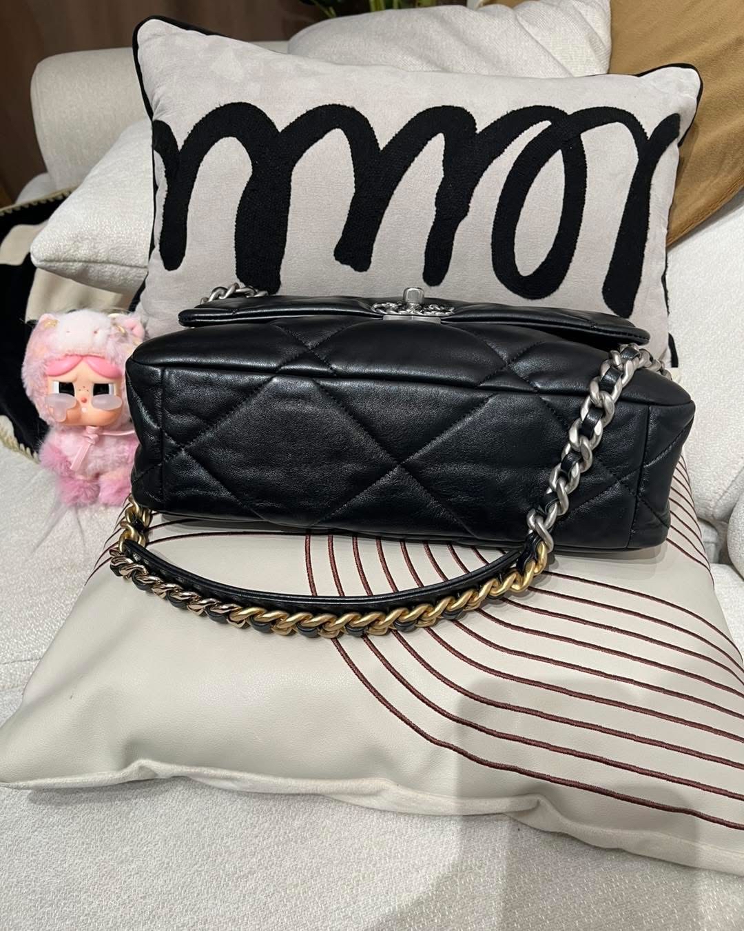 Chanel 19 large 30cm flap bag 100%Authentic,98%new  ✅晶片✅防塵袋✅box🤍專門店售價 $57000 ✨