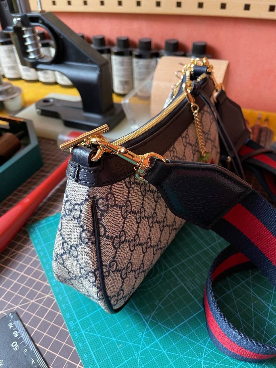 🔘gg ophidia系列小号手袋 草莓圣诞款（天花板级别） 无论你是怎么样的妹纸，想必都有一短小小的时光，总是想被草莓的东西包围着吧！ 今年圣诞款是甜蜜的风格，草莓的色调已经疯狂流行起来了。正厂意大利marbella pellami进口皮，佛罗伦萨顶级的制皮工艺，行业标杆业界翘楚领头四大门派，拿手的猪皮纹有各式各样的软度，所以有些时候真的要好好对皮跟颜色，好皮不是天天有，配上同等做工，打造唯美的气质，优秀得很勒。🤩🎀 尺寸：25x15x6cm 🔍款号：735132