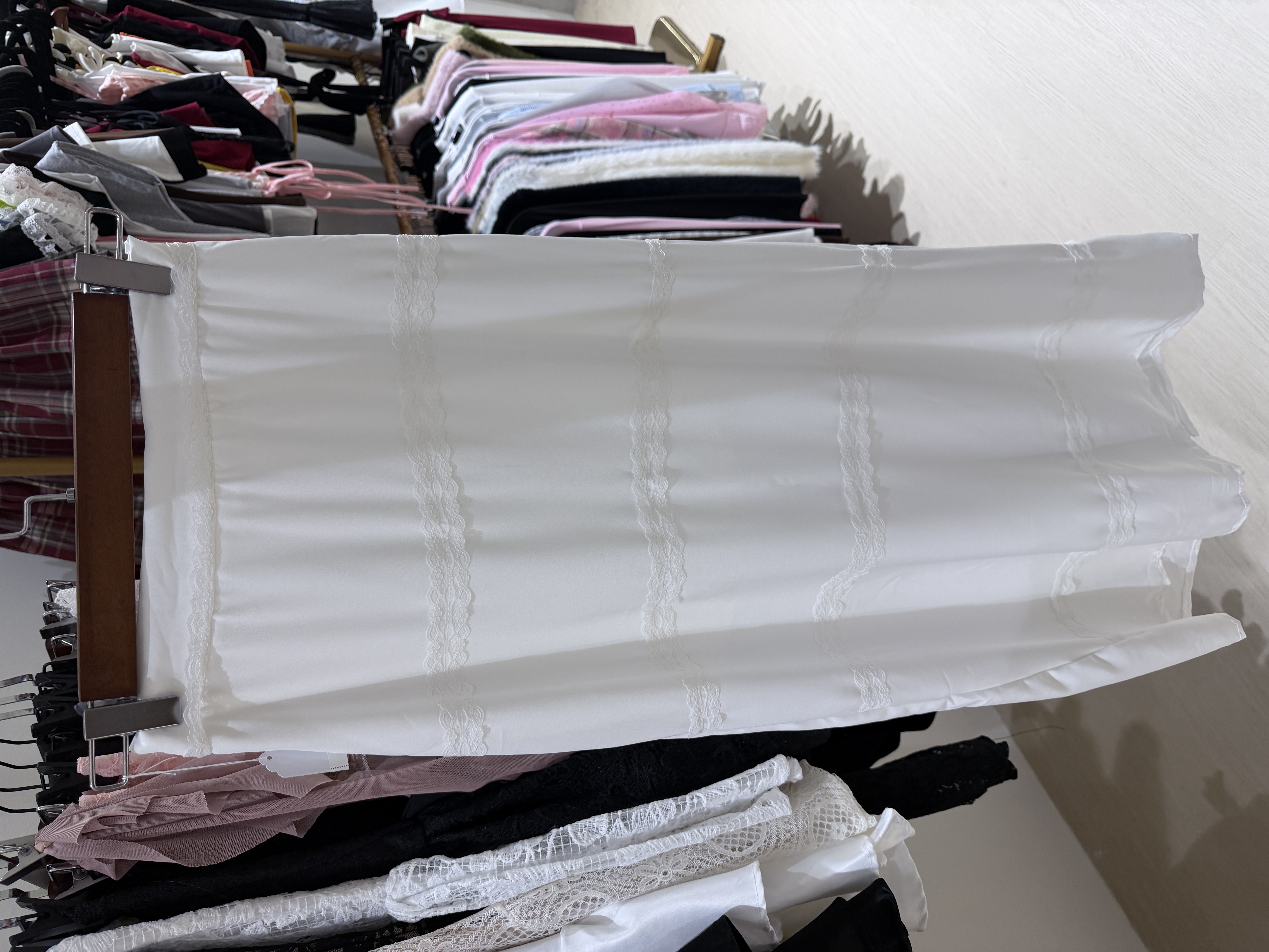 白色蕾絲邊半身裙