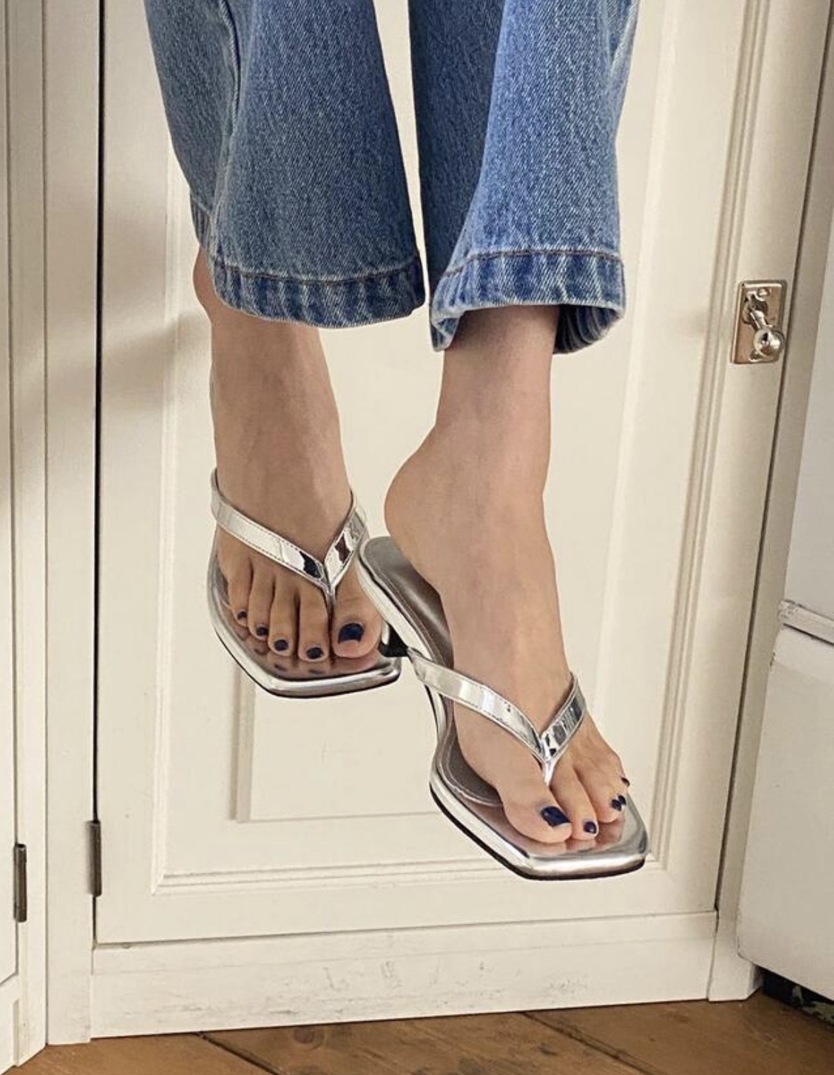 26SS/ 4CM HEELED THONG SANDALS