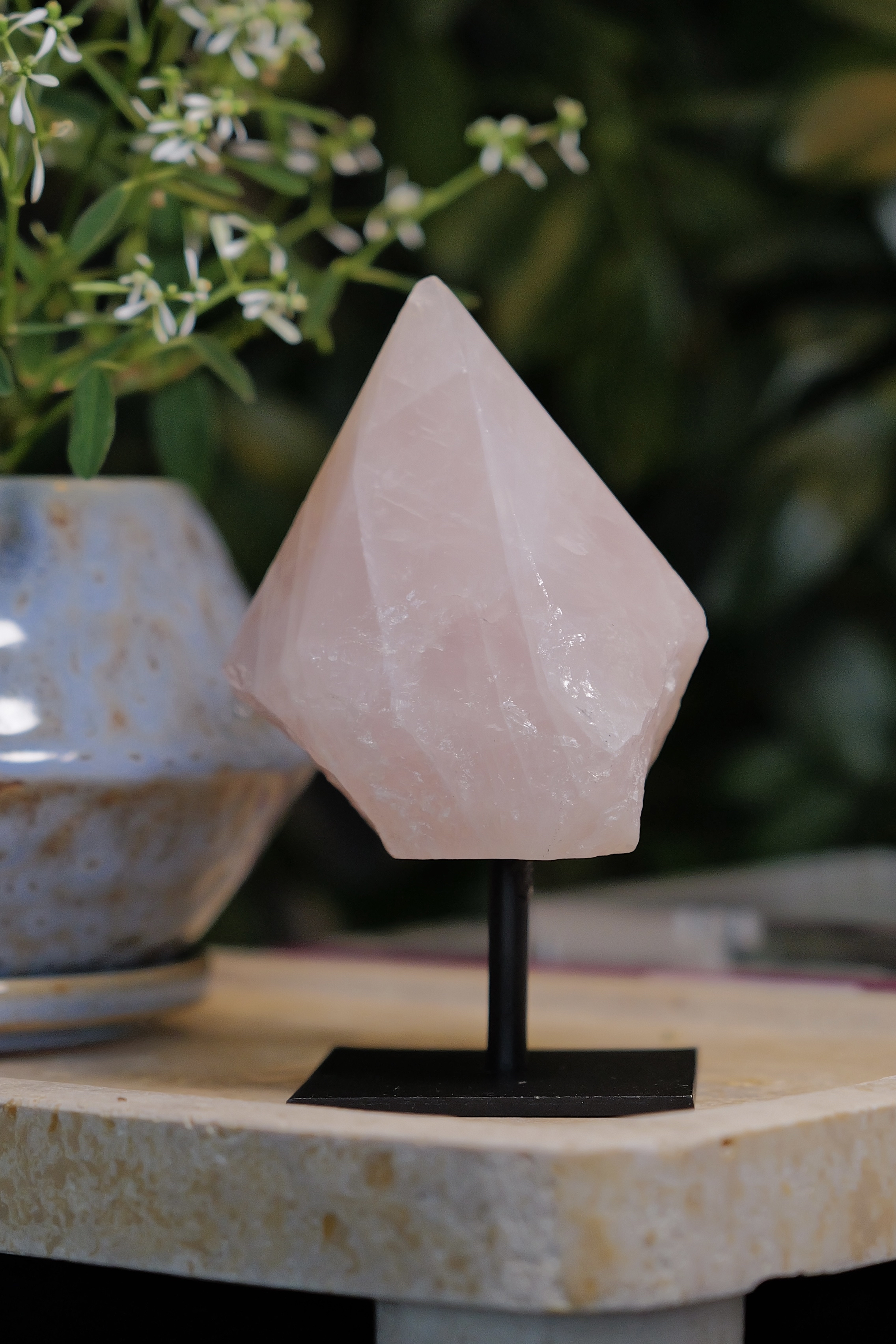 ༒12.6cm半打磨原石 粉水晶連托架擺件༒ RQ.8028C15Gm68-RA30*7MN
