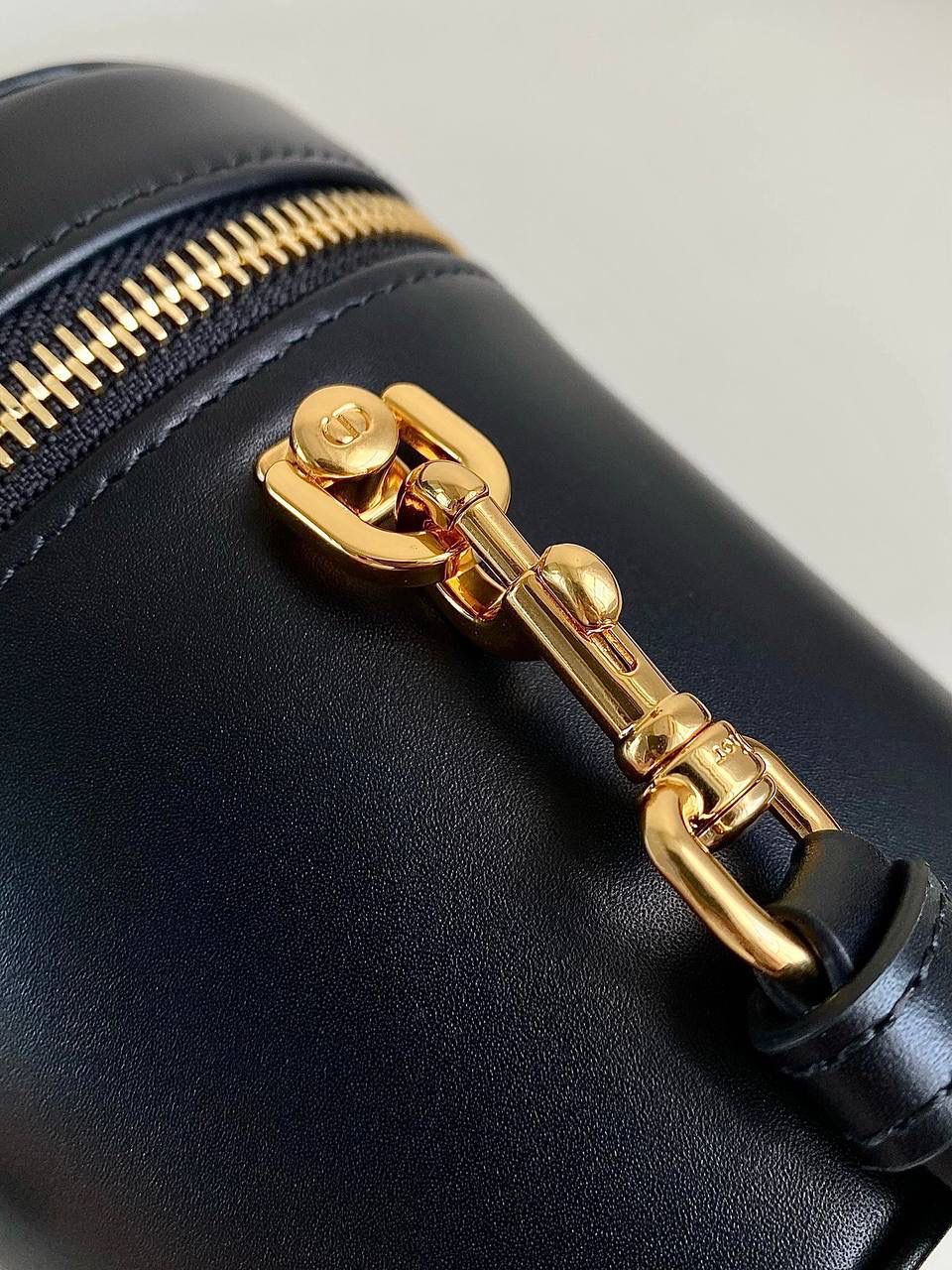 🈶黑色小号 𝗗𝗜𝗢𝗥 𝗦𝗶𝗴𝗻𝗮𝘁𝘂𝗿𝗲 𝗩𝗮𝗻𝗶𝘁𝘆 化妆盒 全新系列一出直接萌翻天，很难不火 通常在金属包扣或链条装饰的CD字母 这次当了回主角，直接放大像极了猪鼻子 压印浮雕质感和字母的立体弧度，好高级 成了包身上一眼就能看到的重点元素 手提手柄系个小丝巾，简直不要太可爱 拆卸可调节肩带日常随意搭配出街 小巧不臃肿，都去冲 16×11×9.5cm，#8101m