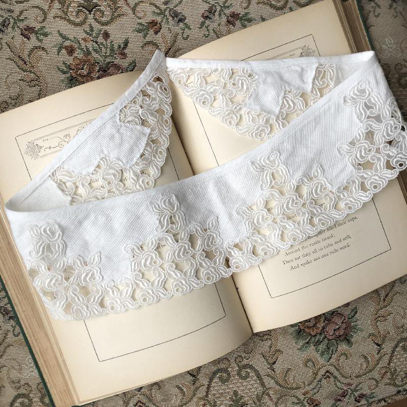 Vintage 1970-80s White Slightly Curved Collar /Crochet Trim (MT150-7)
