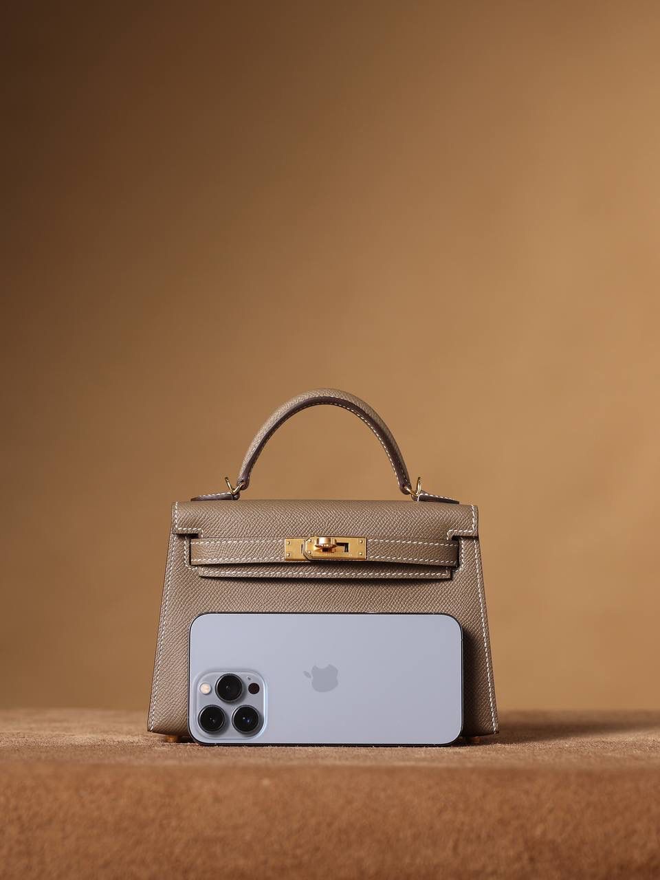 HERMES 爱马仕 Mini Kelly 二代 👜✨ Mini Kelly 二代 大象灰金扣 高清实拍图 尺寸：19*12*6cm Hermès爱马仕是世界著名的奢侈品品牌，1837年由Thierry Hermès创立于法国巴黎。爱马仕早年以制造高级马具起家，迄今已有180年的悠久历史。 其整个品牌从整体到细节以及专卖店，都弥漫着浓郁的以马文化为中心的深厚底蕴🎀