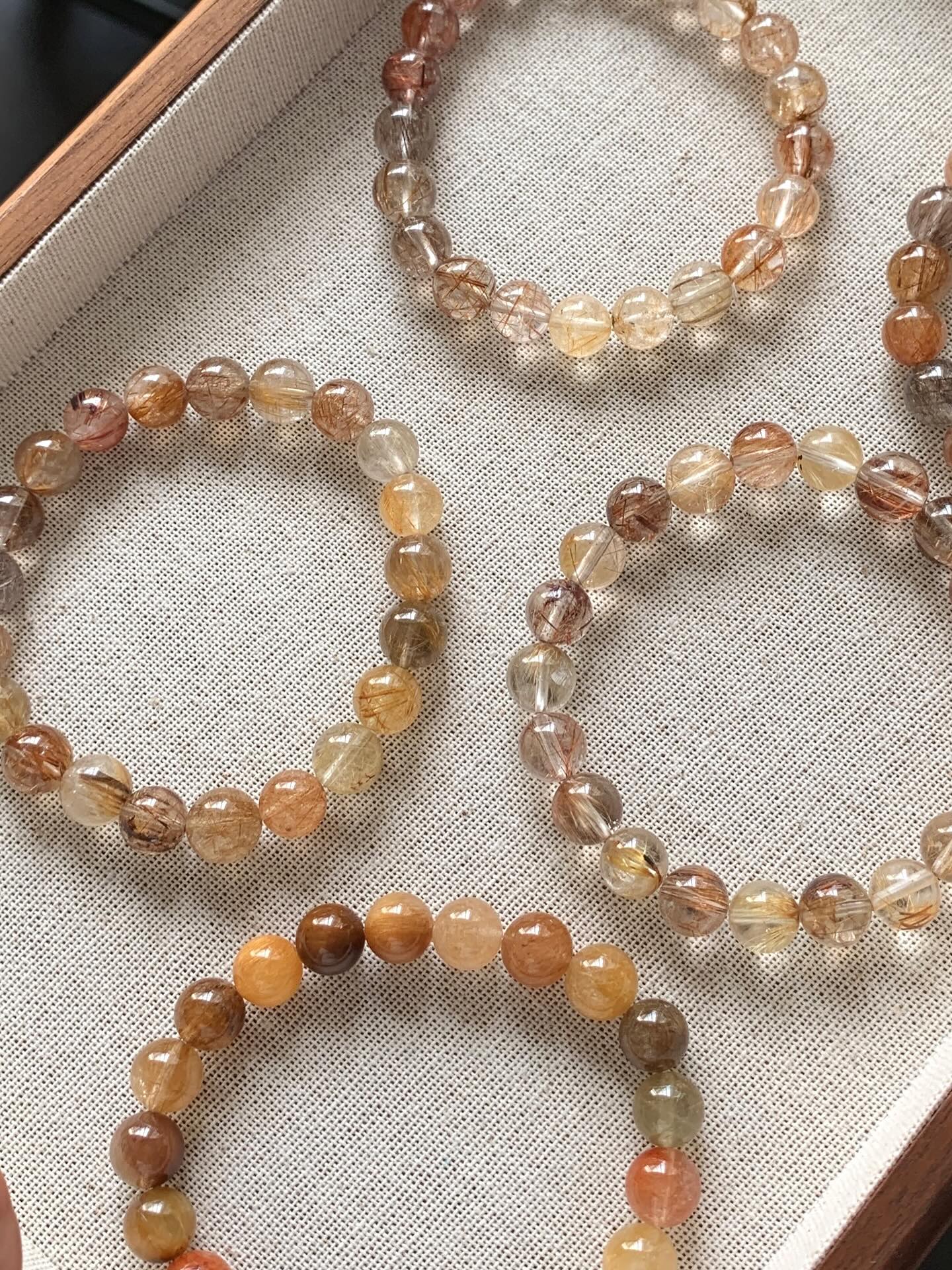 彩发晶 ｜ Mix rutile9m+ RM168彩发晶的功效主要体现在增强个人气势、吸引财富、安抚情绪、提升自信和胆识等方面。它被认为具有强大的能量，能带来积极的行动力和果断力，同时也对身心健康有益，如促进血液循环和内分泌，以及安抚浮躁情绪Mix rutilated quartz benefits include enhancing spiritual clarity and intuition, boosting mental focus, strengthening self-empowerment, and protecting against negative energies. The rutilated inclusions act as energetic antennas, aiding in the manifestation of goals and cleansing the chakras. This stone is also thought to improve the aura and complexion, support physical vitality, and attract wealth and opportunities, making it a popular crystal for both personal growth and well-being. #彩发晶 #发晶手串 #冰透彩发 #天然水晶 #马来西亚水晶网店 #mixrutile #rutilequartz #crystal #gemstone